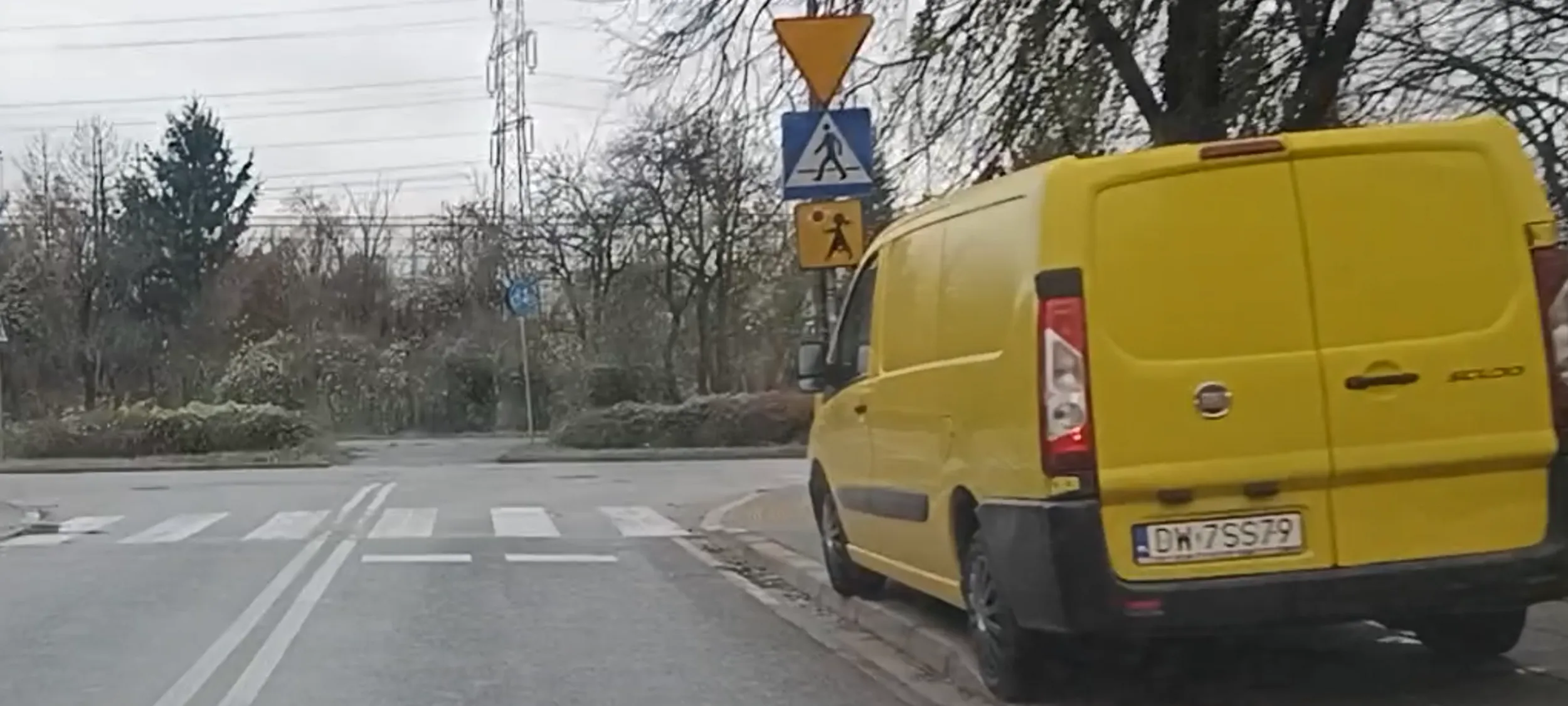 Auto parkuje przy przejściu dla pieszych i nic nie widać