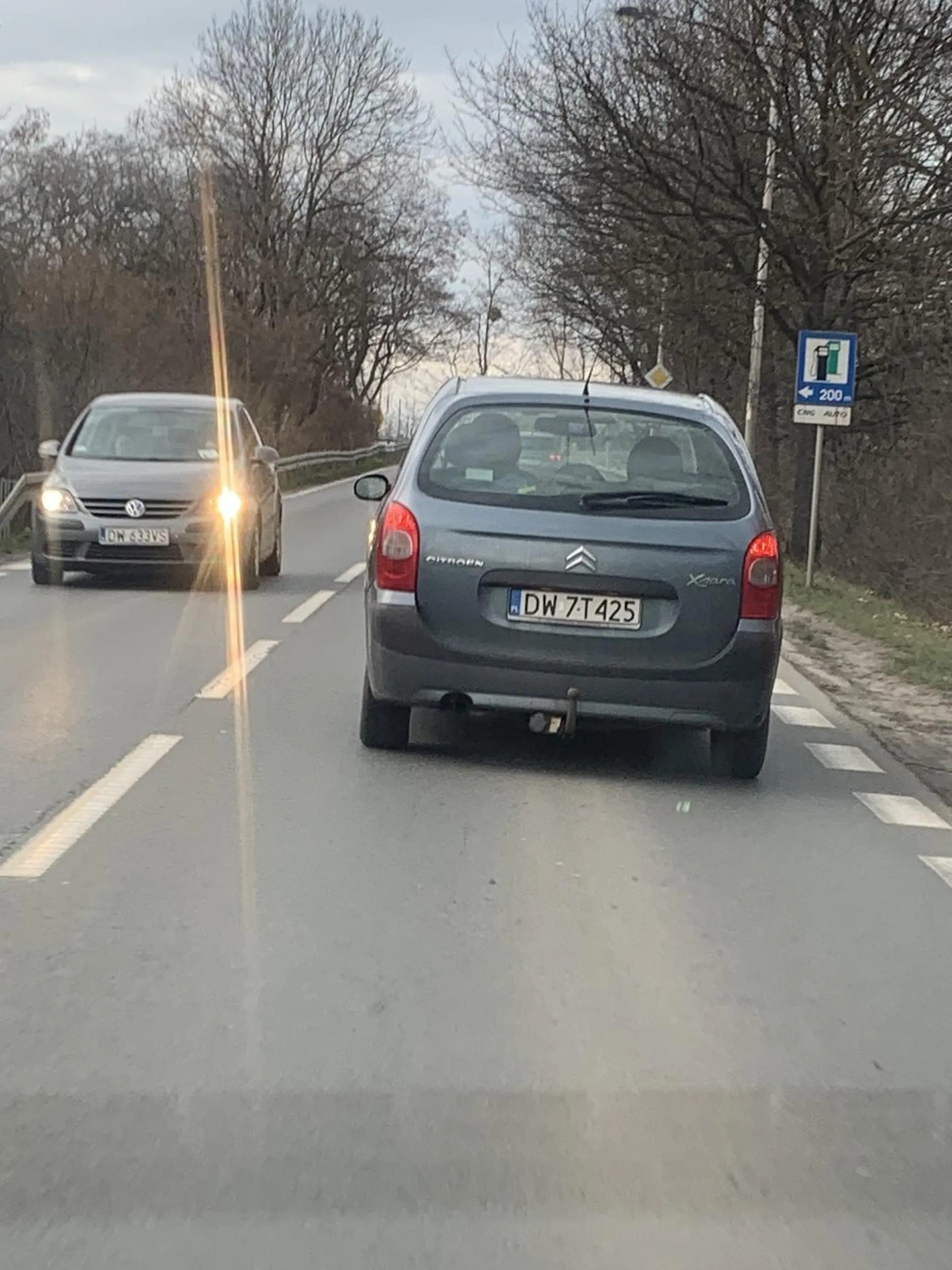 Kretyn na pustej drodze przyhamowuje auta po czym przyspiesza i pokazuje środowy palec przez szybę. Sam jeździ z kamerką włączoną. Uwaga bo może chcieć wymusić kasę jak ktoś się wkurwi i jego przyhamuje bo ma kamerkę