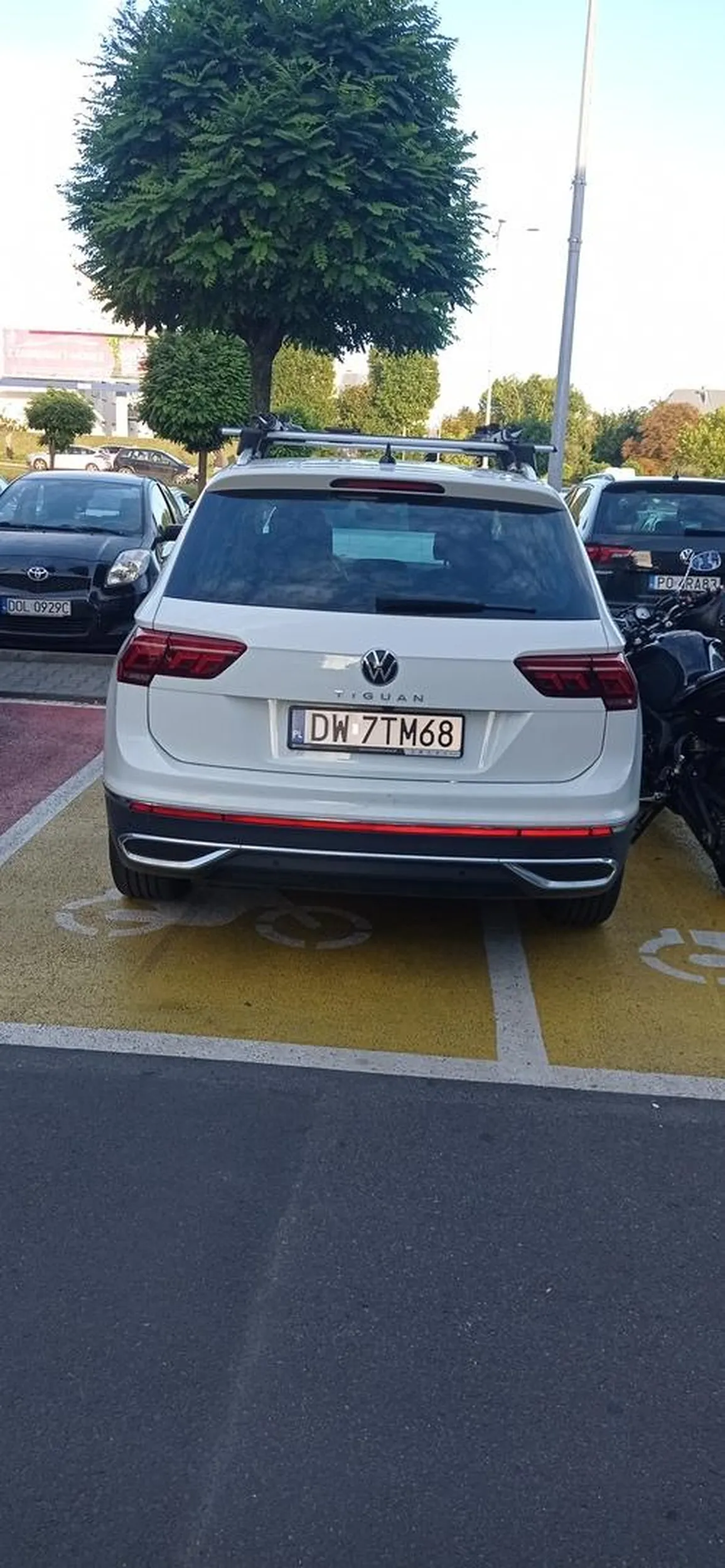 Naucz się parkować,a to nie dość że zaparkował na miejscu dla motocykli to jeszcze zjeb zajow dwa miejsca