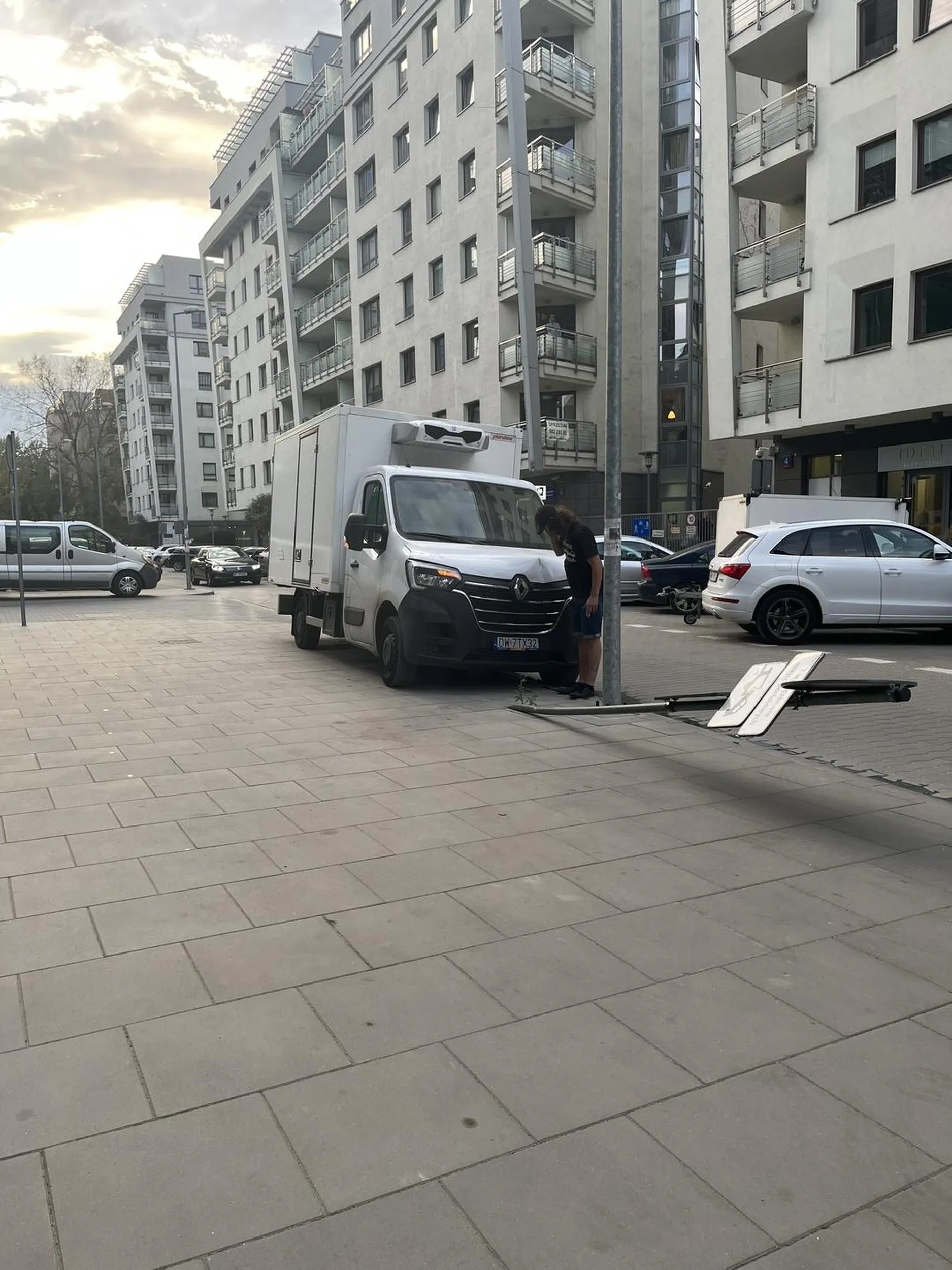 Gosc przyjechal z Pacanowa chyba , jezdzi po chodnikach i dziwi sie ze tam znaki drogowe stoją … nie polecam naśladowania