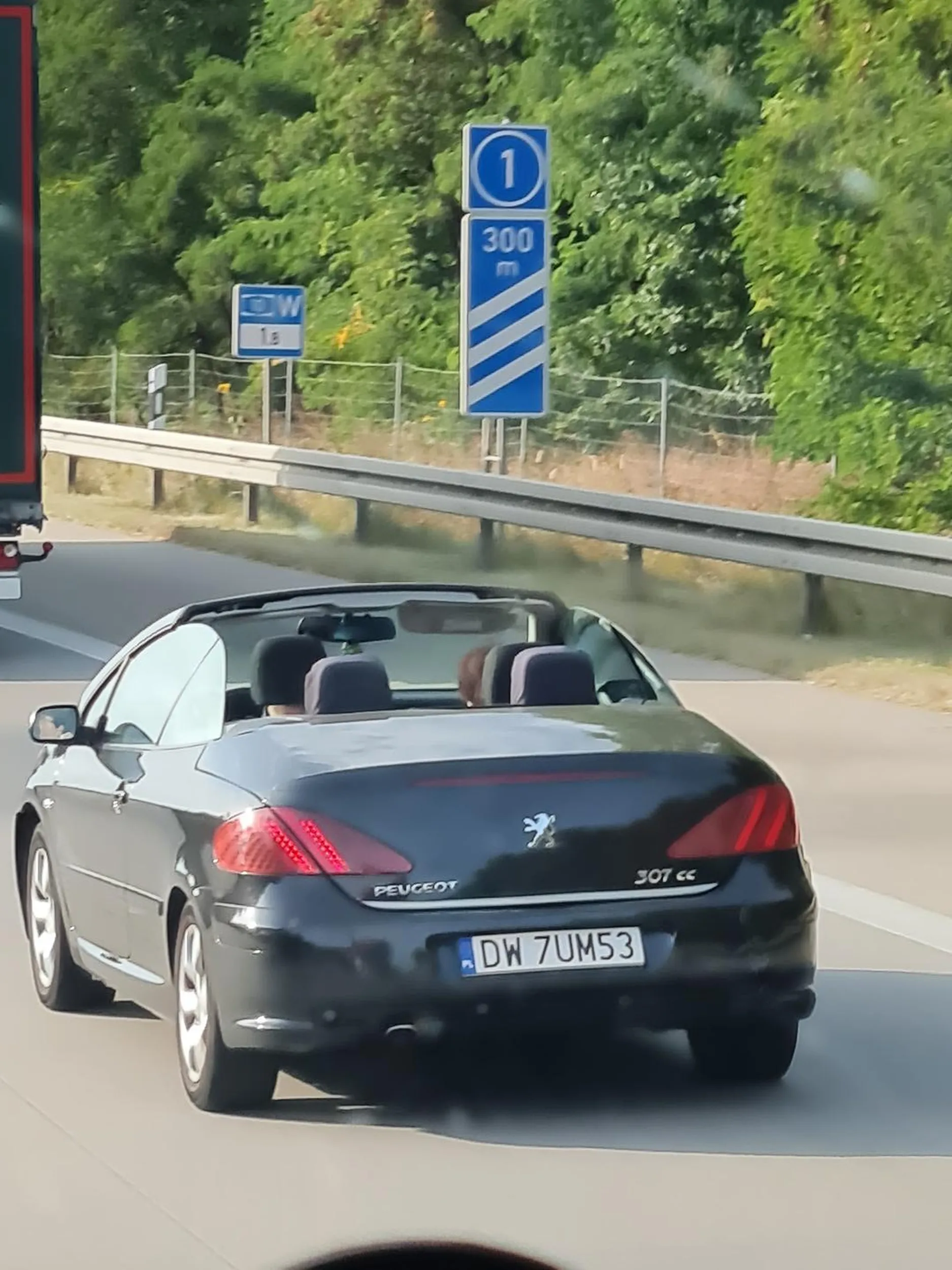 Cymbał wlecze się prawym pasem, dał się wyprzedzić prawie do końca, po czym przyspieszył i nadal się wlecze przez co uniemożliwia odblokowanie środkowego pasa przez ciężarówkę. Zamiast pomagać sobie na drodze aby dla wszystkich ruch szedł płynnie to utrudnia. Melepeta i tyle.  Powinni go wysłać spowrotem na kurs prawa jazdy, to się dowie że gdy jest się wyprzedzanym to się nie przyspiesza. Nie pozdrawiam ?