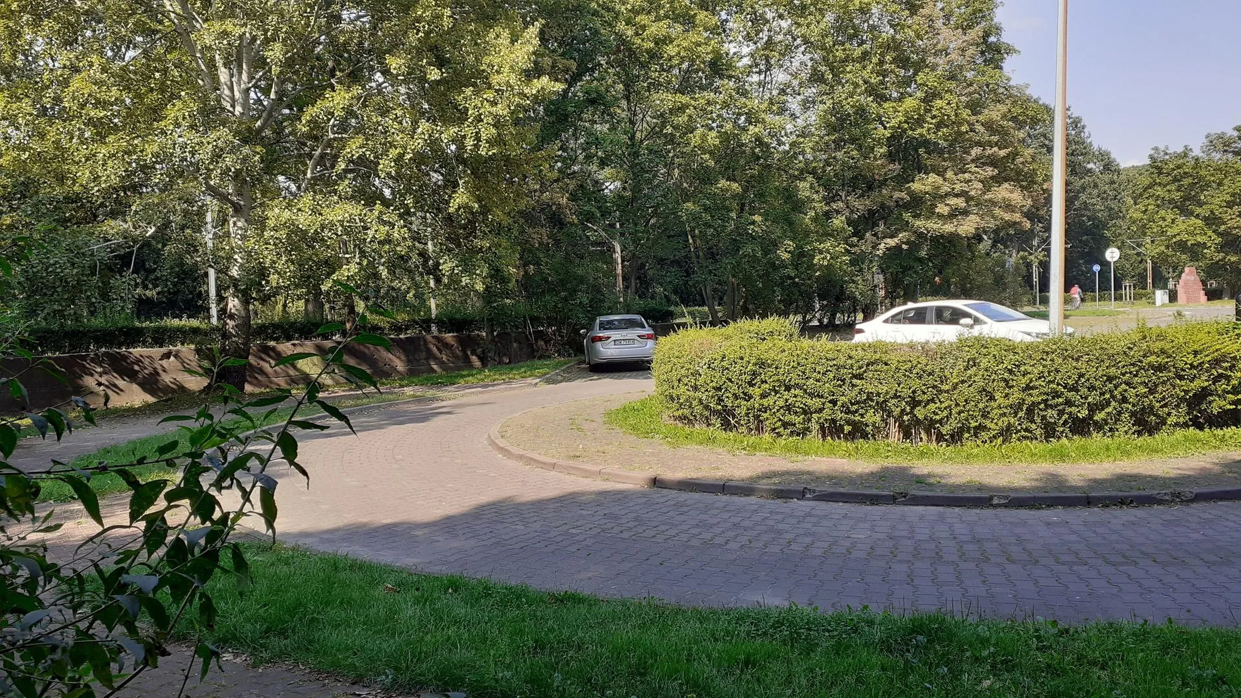 Właściciel tego auta to namolny homoseksualista nagabujący w parku za parkingiem na ul. Adama Mickiewicza 19 we Wrocławiu