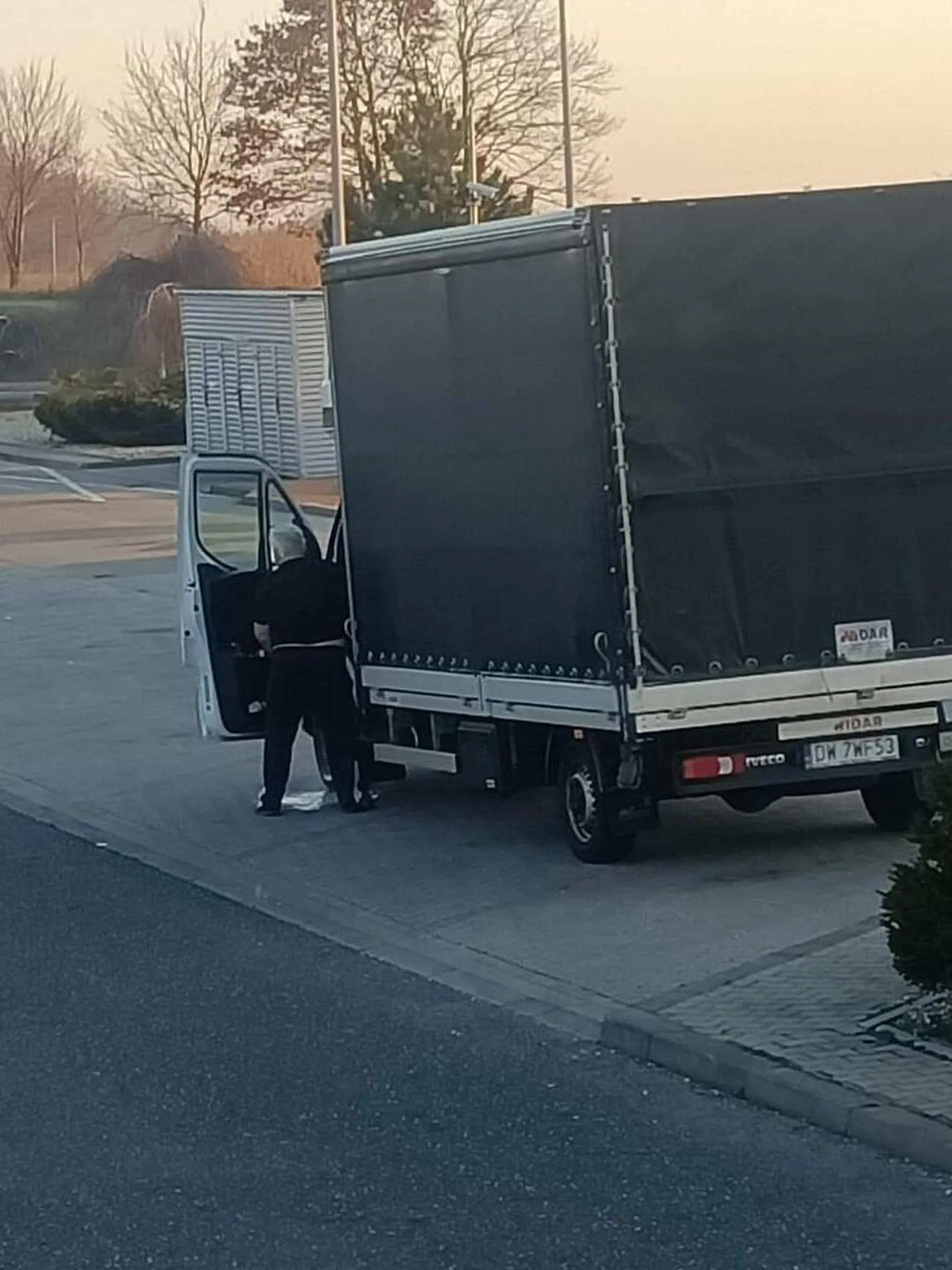 Nie pozdrawiam chama z busa co leje na środku parkingu