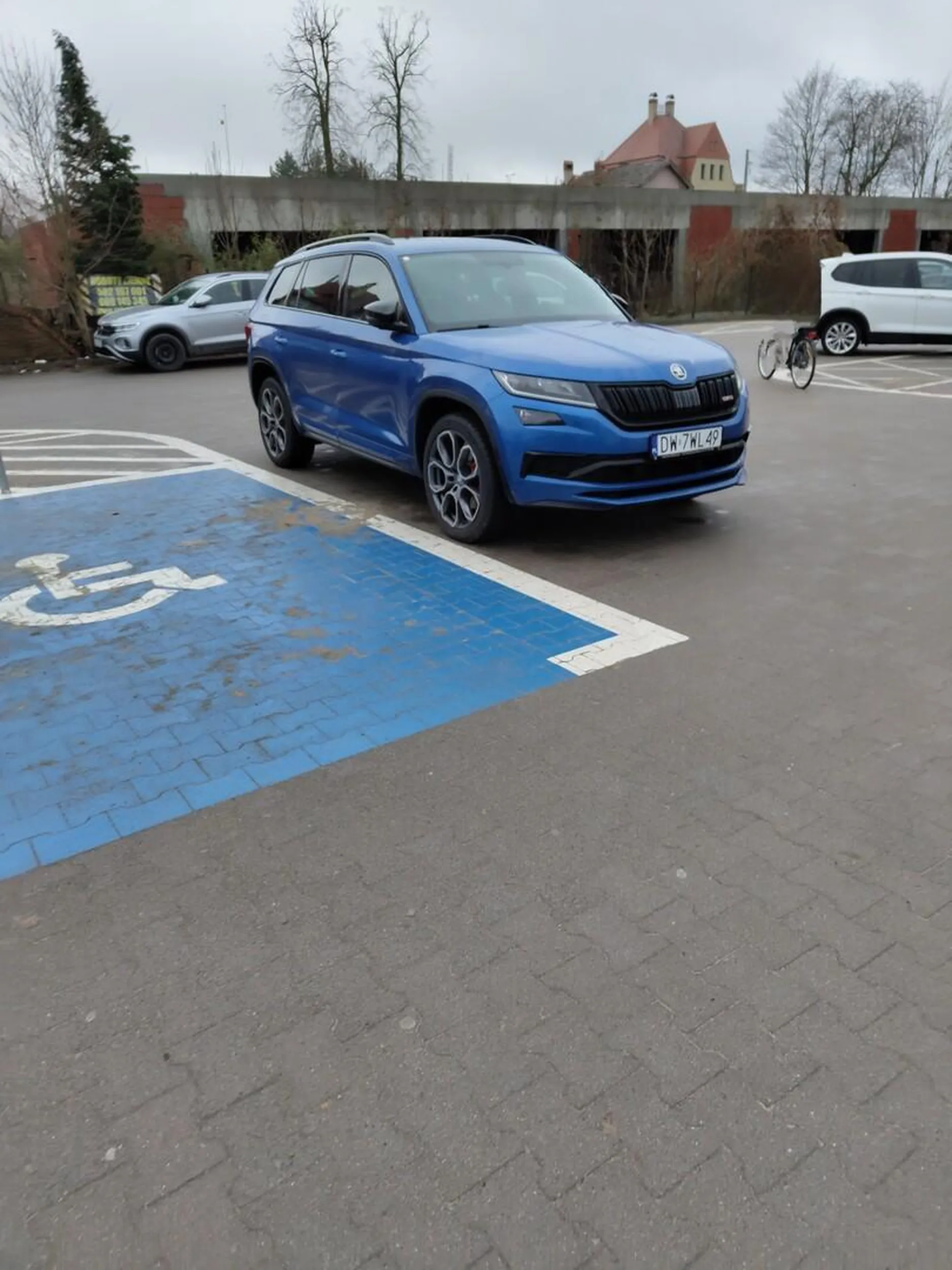 Polecam następnym razem wjechać do środka biedronki samochodem. Skoro trzeba na pasie ruchu zaparkować. Kij z tym że niepełnosprawny przyjedzie. Ja będę bliżej stać swoim VRS