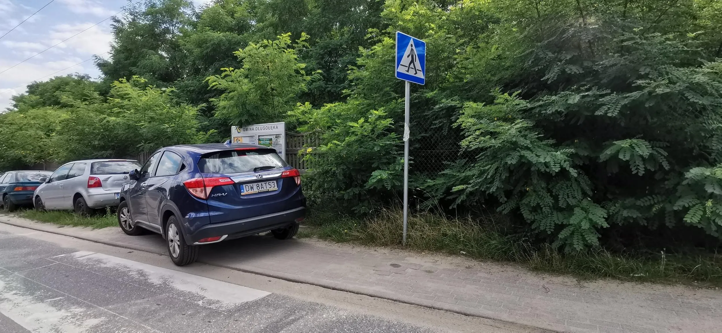 To trzeba być zwykłą mendą żeby zaparkować na środku pasów przy ruchliwej drodze prowadzącej do popularnego sklepu.