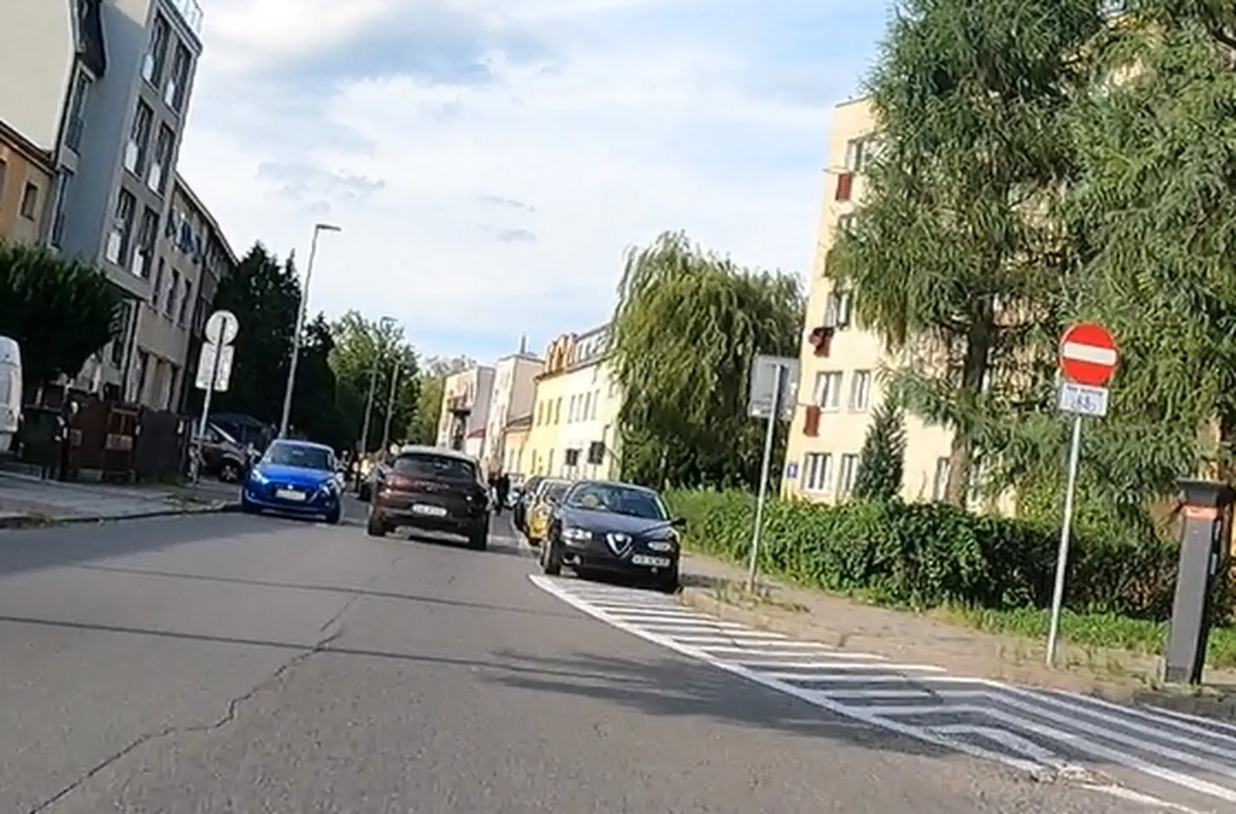 Jazda pod prąd ulicą Bałuckiego w Krakowie