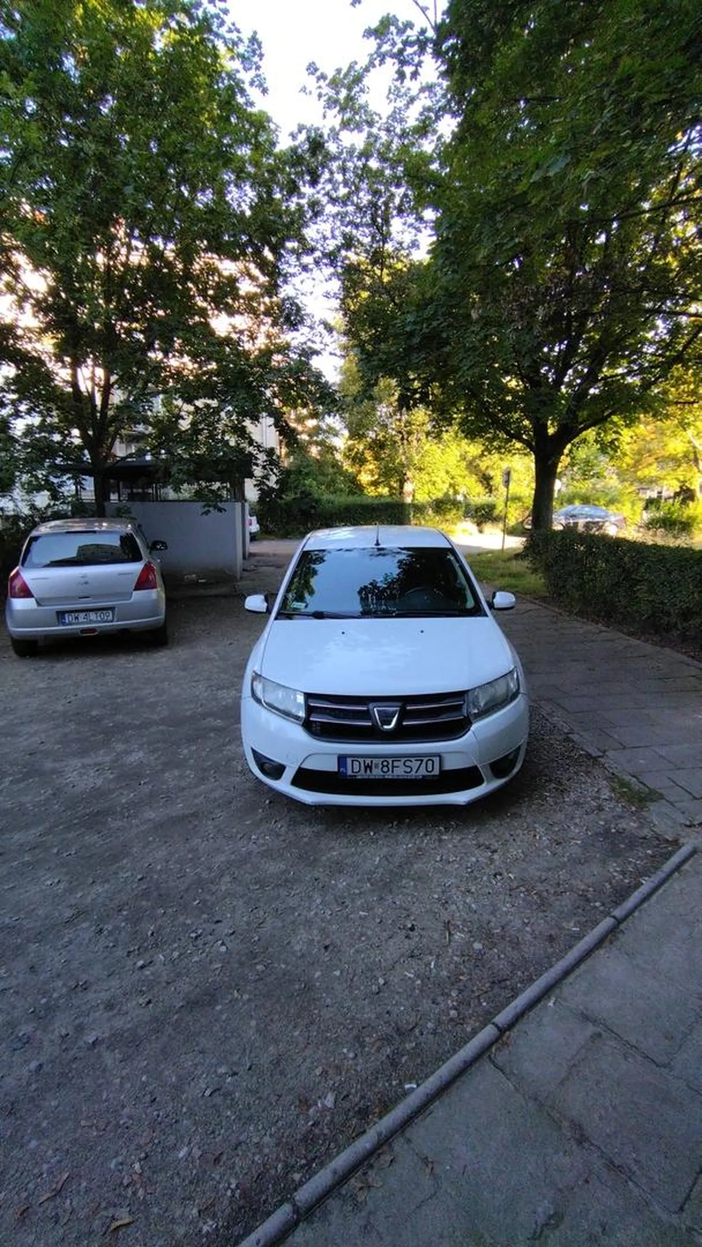 jest zaparkowany jak kołek, blokując wyjście mieszkańcom domu