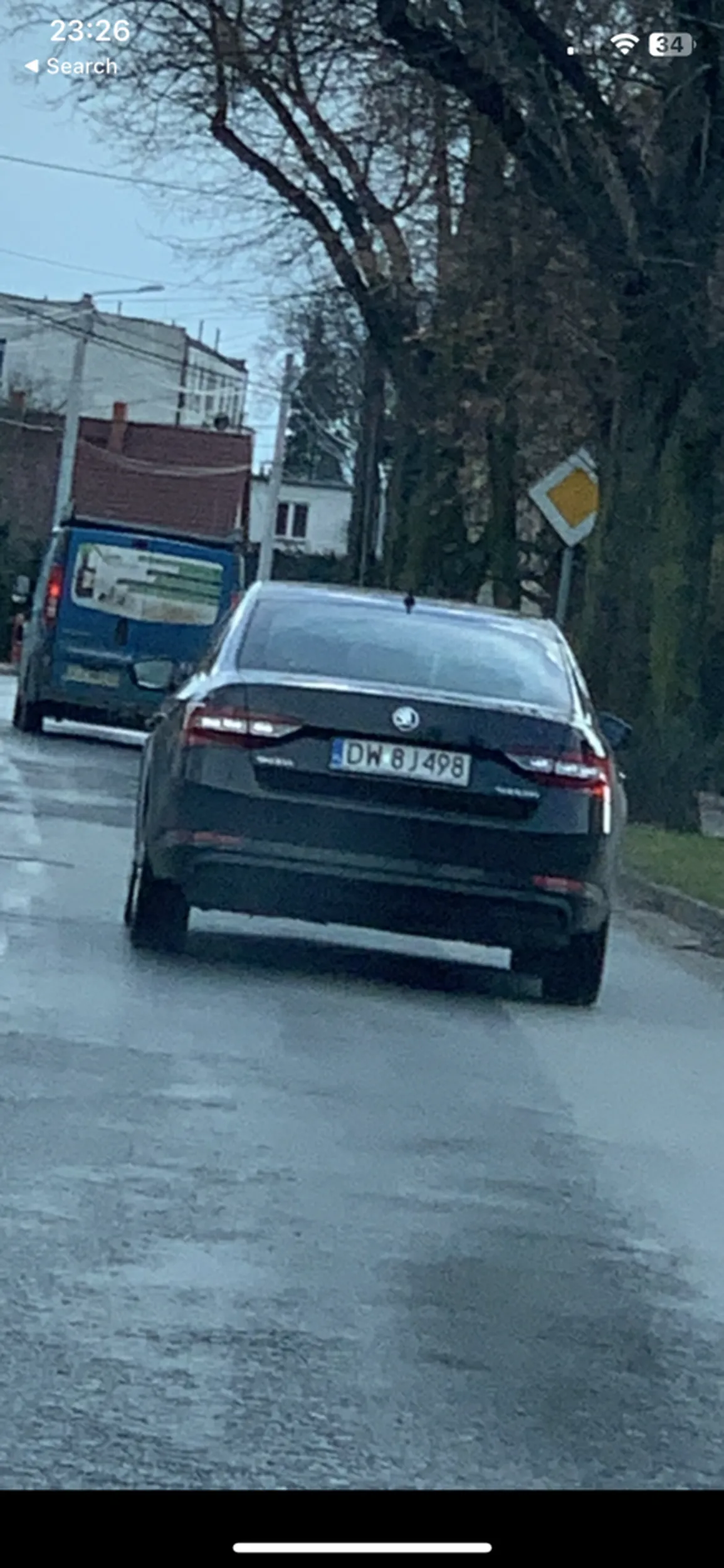 Nigdy nie widziałem takiego kretyna… Żeby wyprzedzać i wjeżdżać na drugiego na rondzie i to na dodatek zakorkowanym. Obyś sobie długo nie pojeździł.