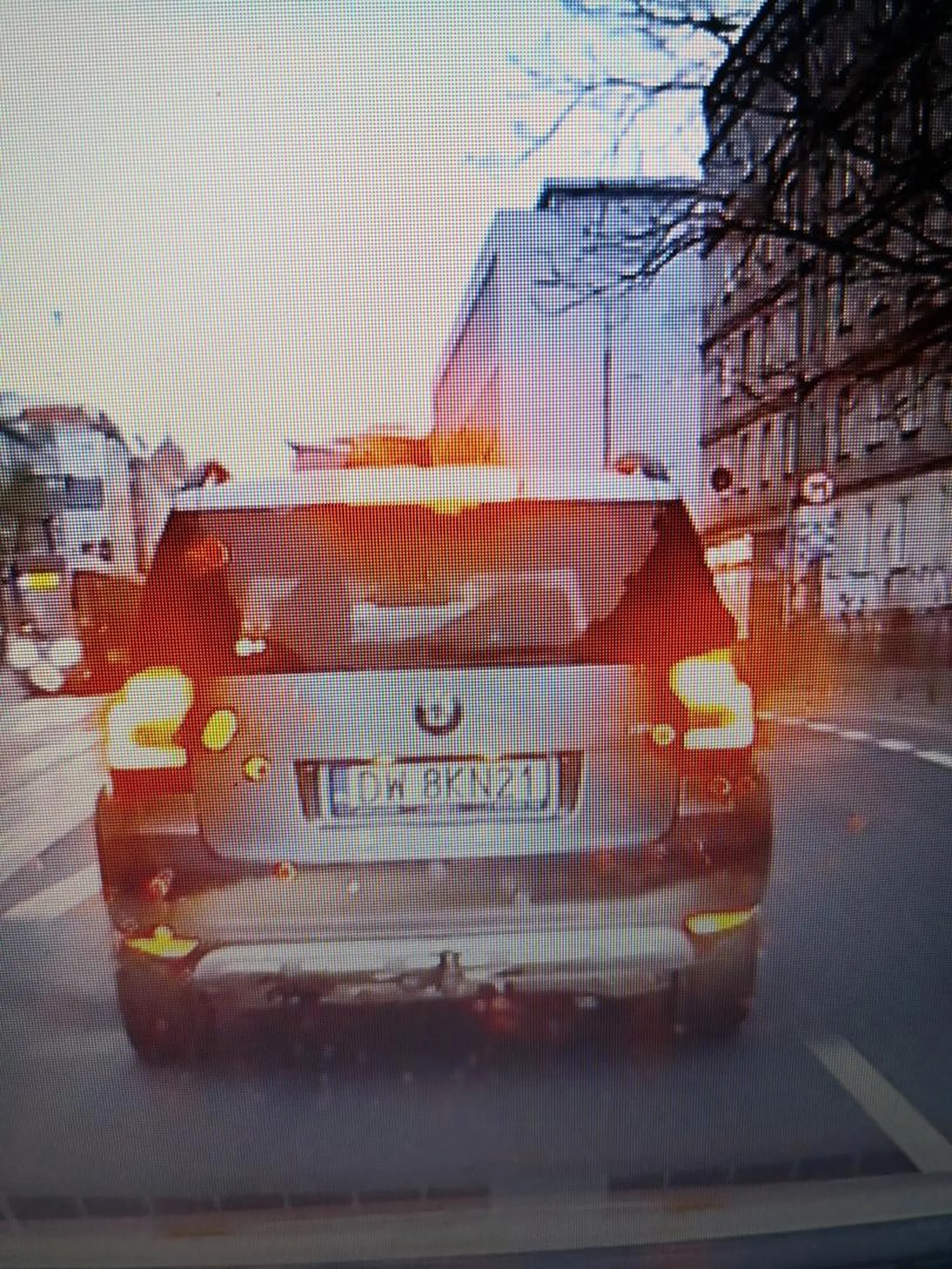 Jeździ na czerwone, zmienia pasy przed samochodem, nagle hamuje.