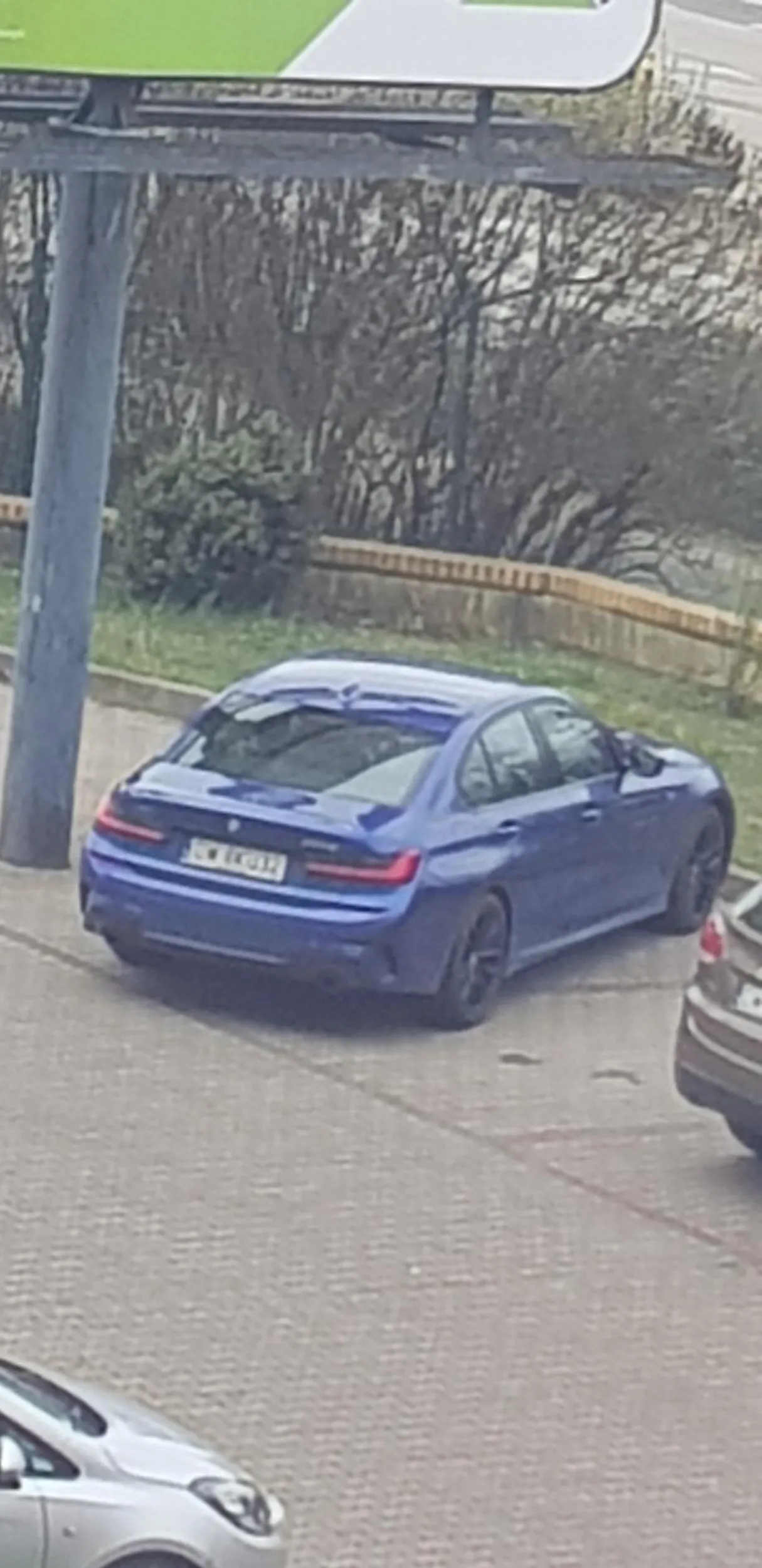 Wzglednie ładne bmw ale duży brzuch. Przez co dwa miejsca zajmuje ten niemiecki niebieski brzydal nowej motoryzacji.