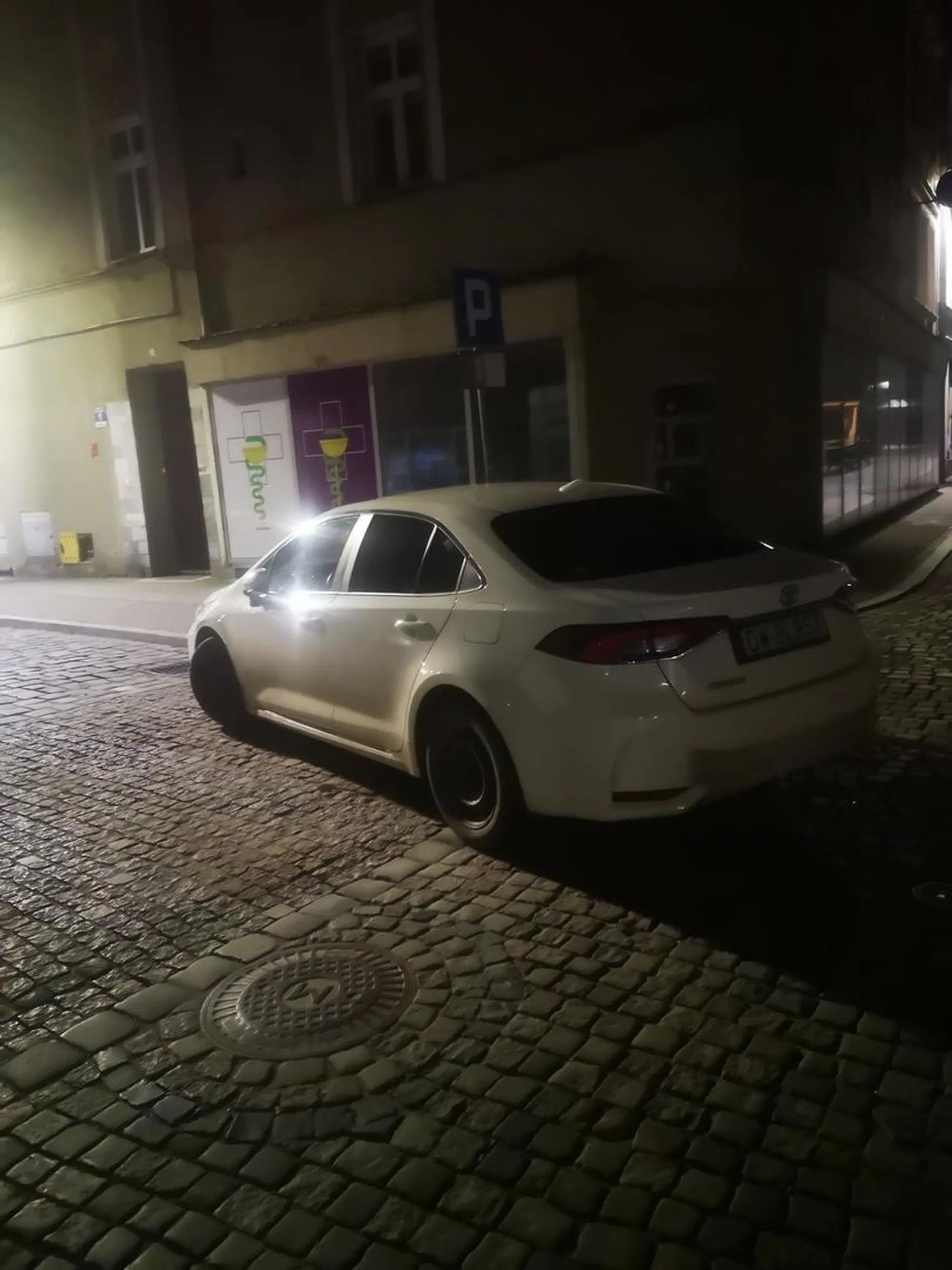 naucz się parkować geniuszu, pasy to nie jest miejsce parkingowe