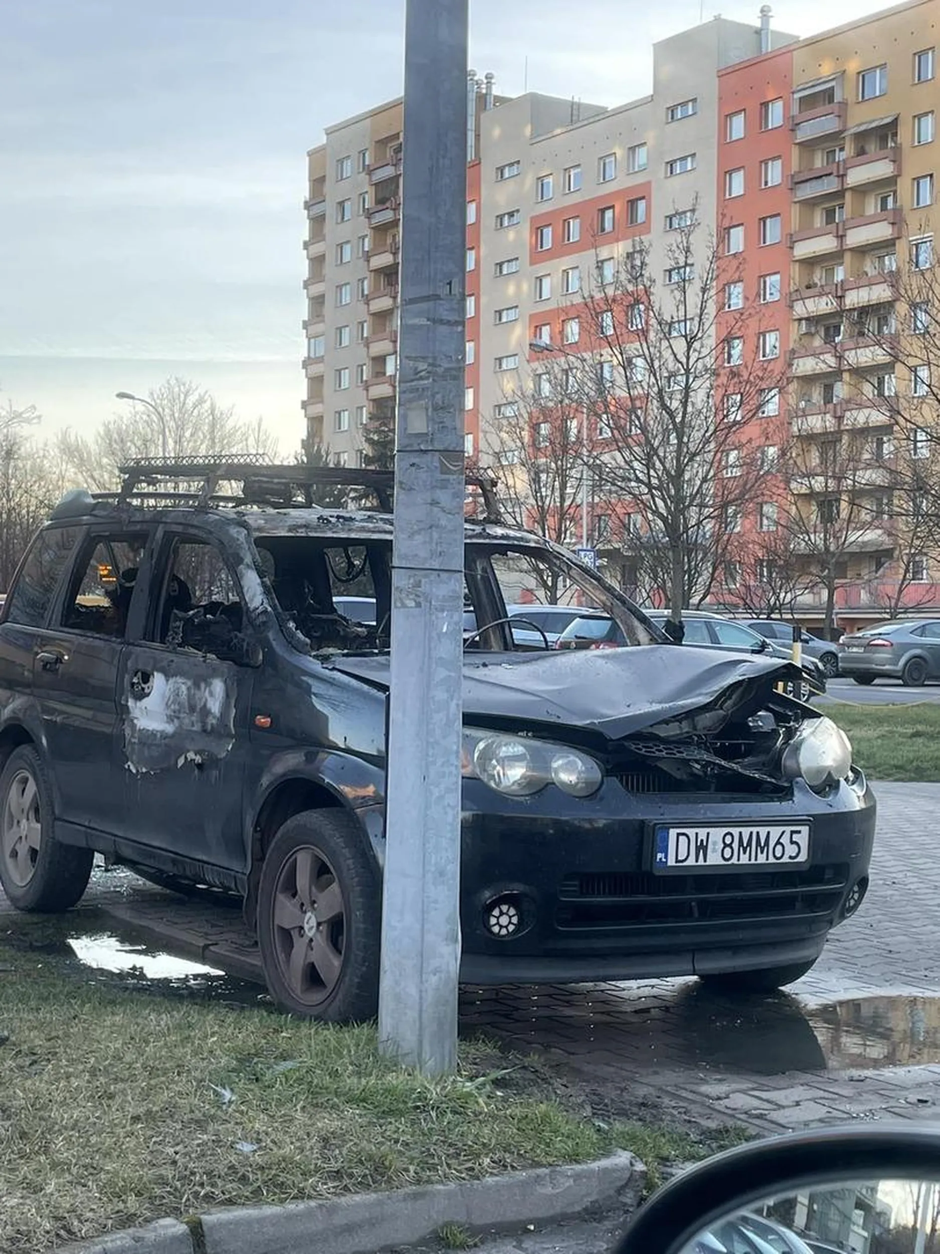 Chyba inaczej nie da się zasugerować kierowcy, że nie powinien parkować w miejscu do tego nieprzeznaczonym...