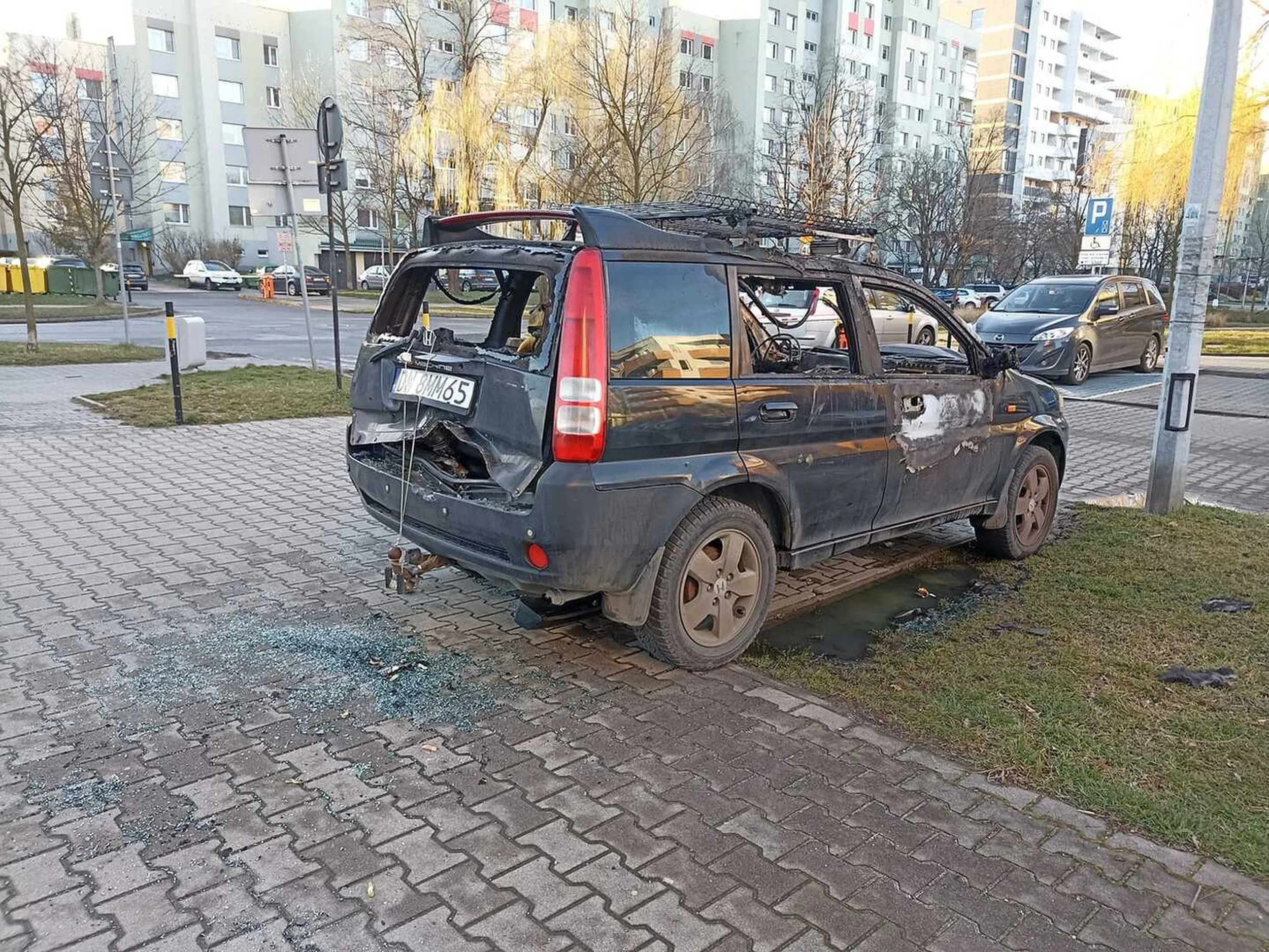 Chyba inaczej nie da się zasugerować kierowcy, że nie powinien parkować w miejscu do tego nieprzeznaczonym...