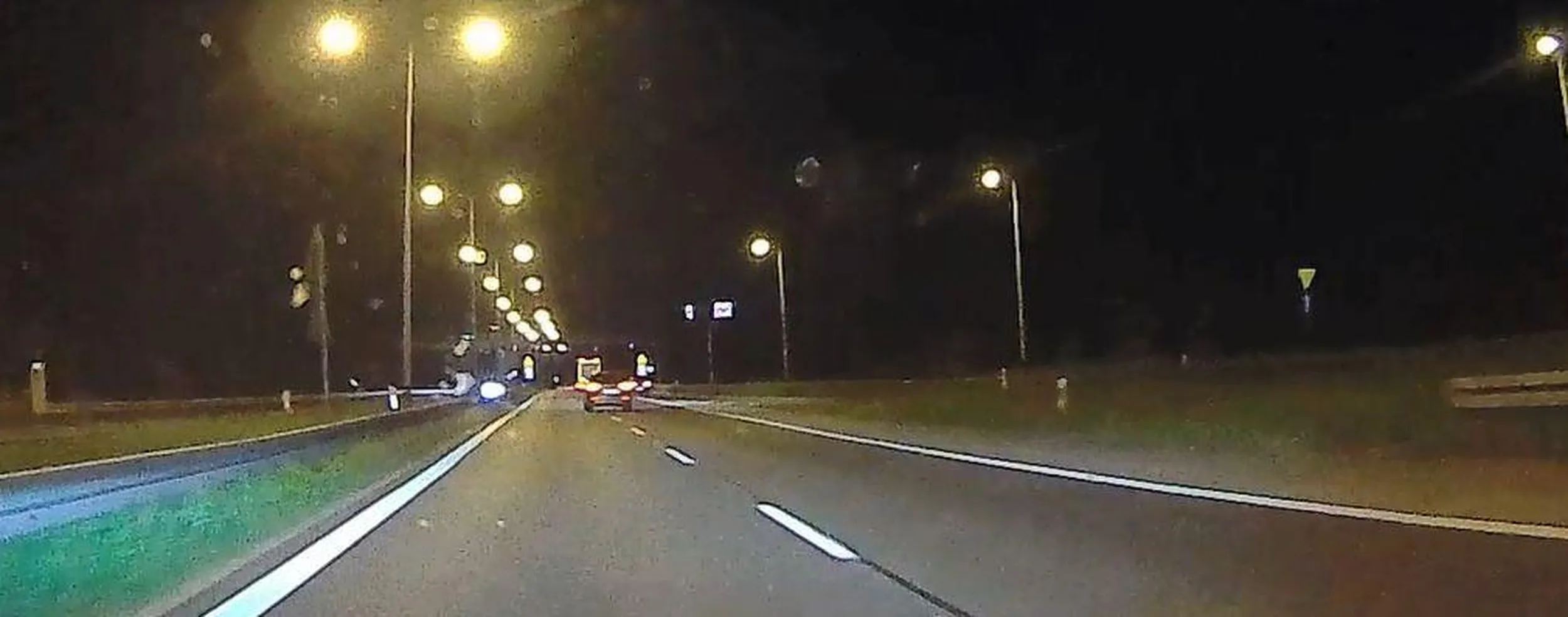 Chłopaczek sobie jeździ w nocy po A4 od pasa do pasa, bez kierunków, jak mu się podoba. Nie polecam tego podczłowieka.