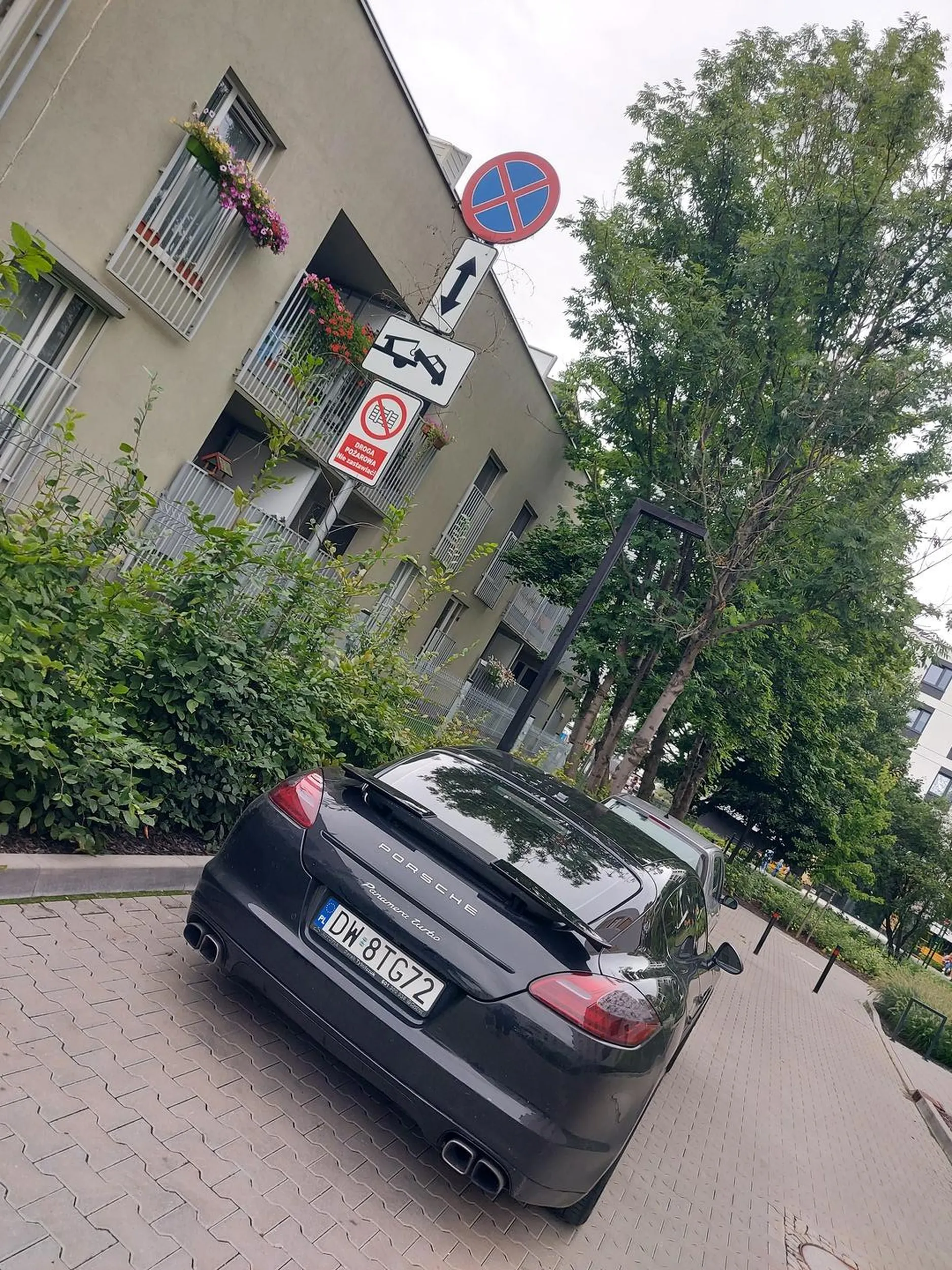 Nic dodać, nic ująć. Zakaz + droga pożarowa.