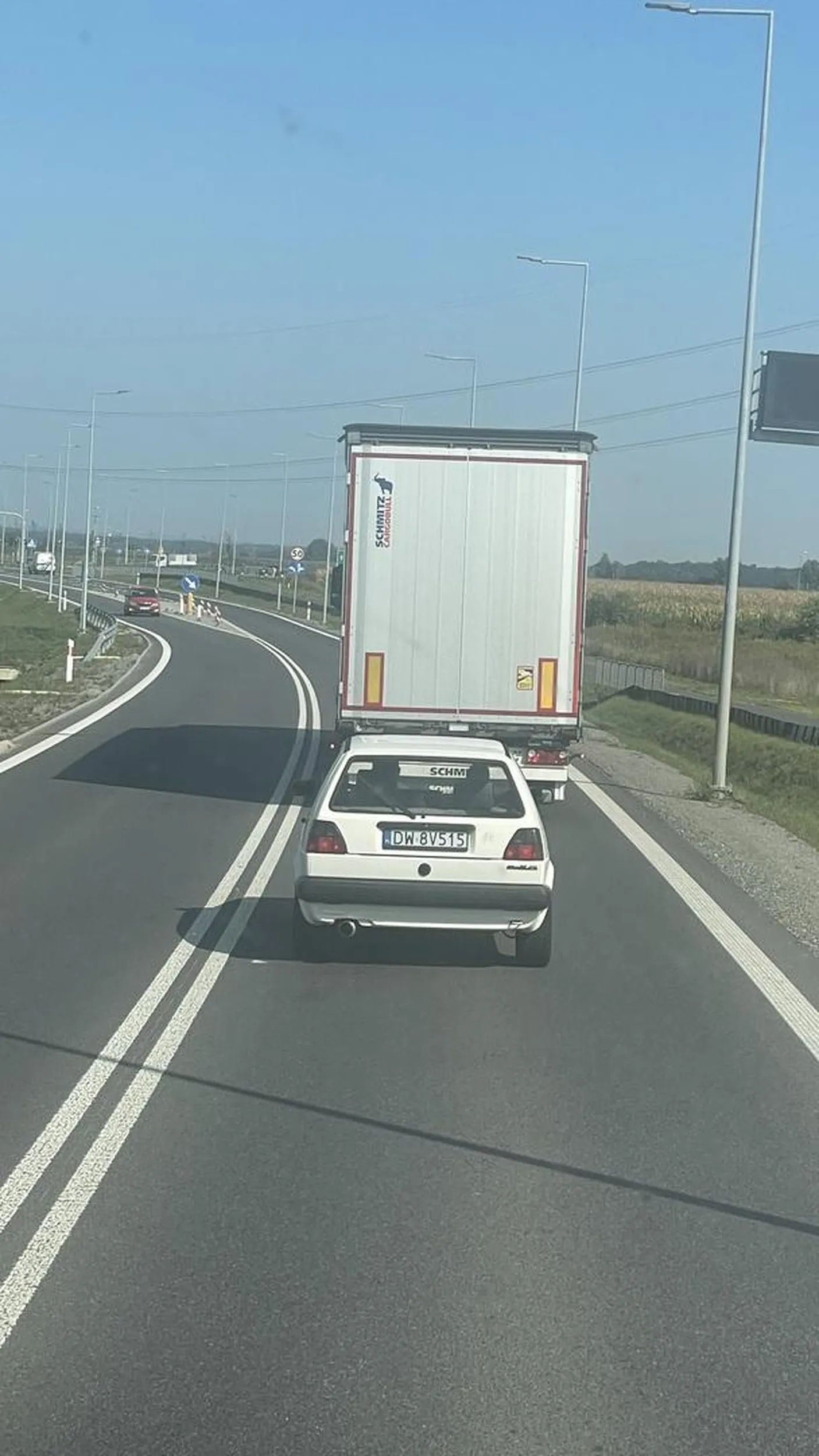 Naucz się jeździć ty dziurawy kondomie! Tym trupem to prosto na złom, a nie śmierdzisz tym po drogach publicznych.. że ta padaczka w ogóle przeglądy przechodzi jeszcze, wstyd takim szrotem!