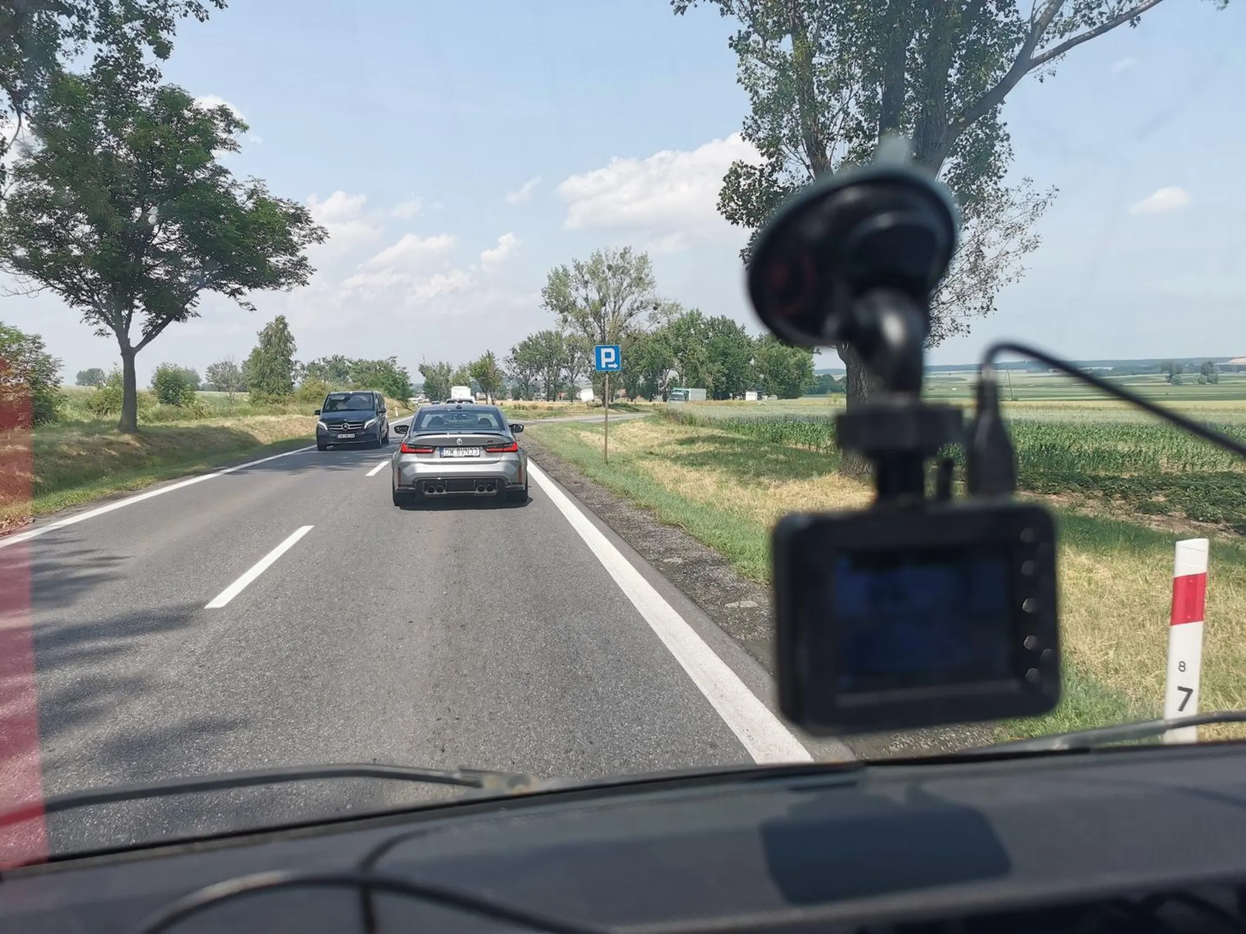 Bandyta drogowy, nagrany i film przesłany na policję. Wyprzedza na ciągłej i wyhamowuje jak jedziesz przepisowo, a ten środkowy palec to możesz koledze ze zlotu włożyć*. *o ile ci na to pozwoli.