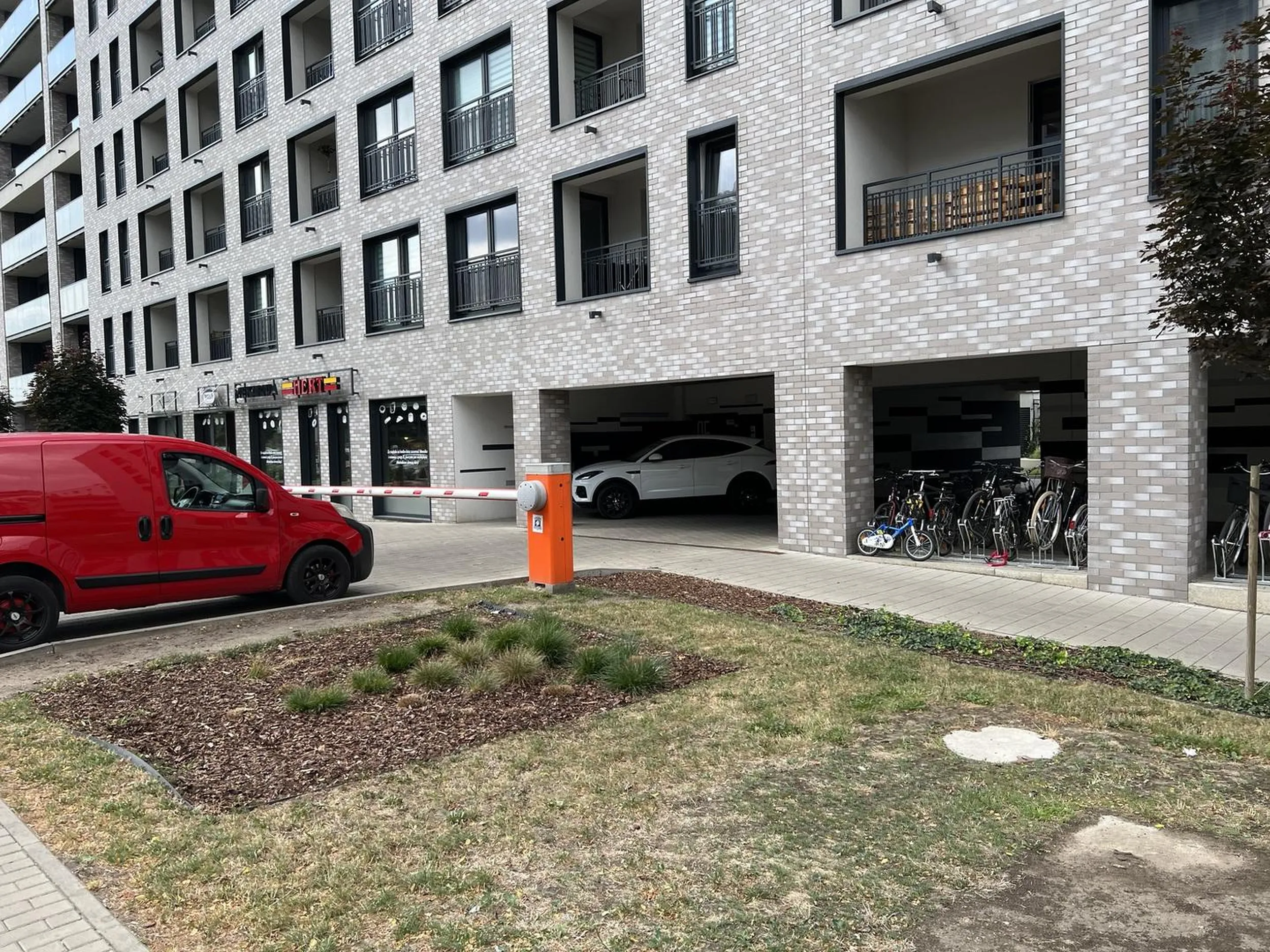 bo drzwi do klatki są za wąskie