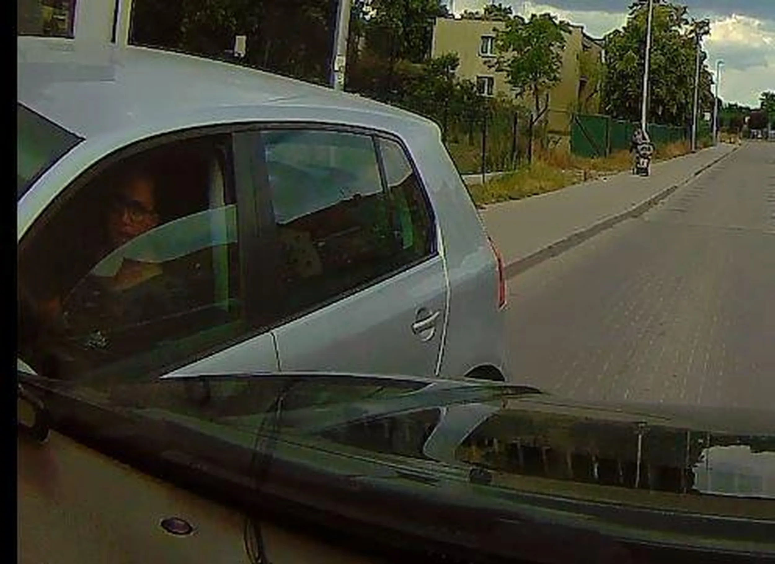 Kobieta bardzo nerwowa i sfrustrowana, krzyczy na kierowców, pakuje się pod auto i bez zastanowienia jeździ po chodnikach.