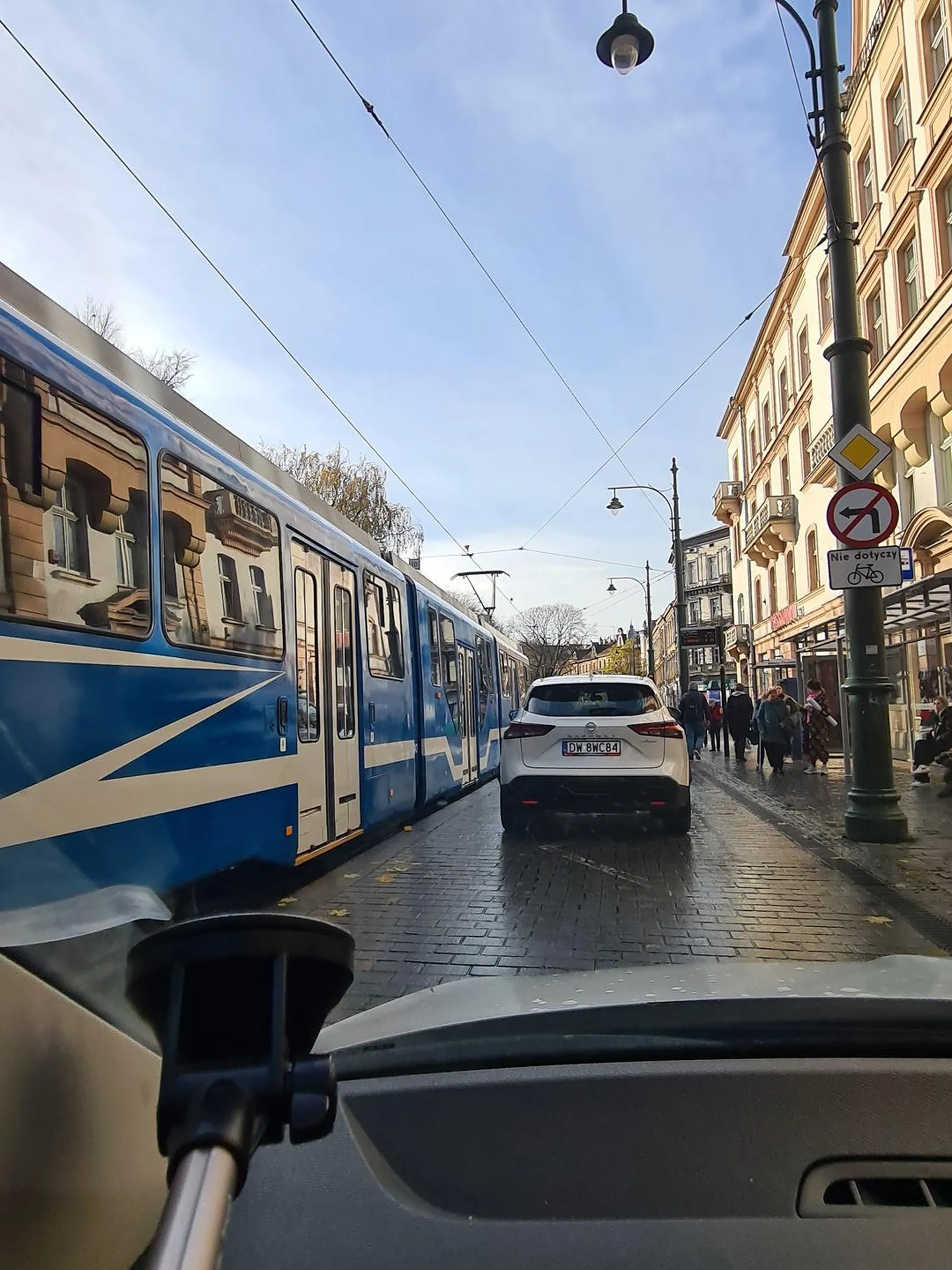 Kierowca jeździ po strefie ograniczenia ruchu bez zezwolenia