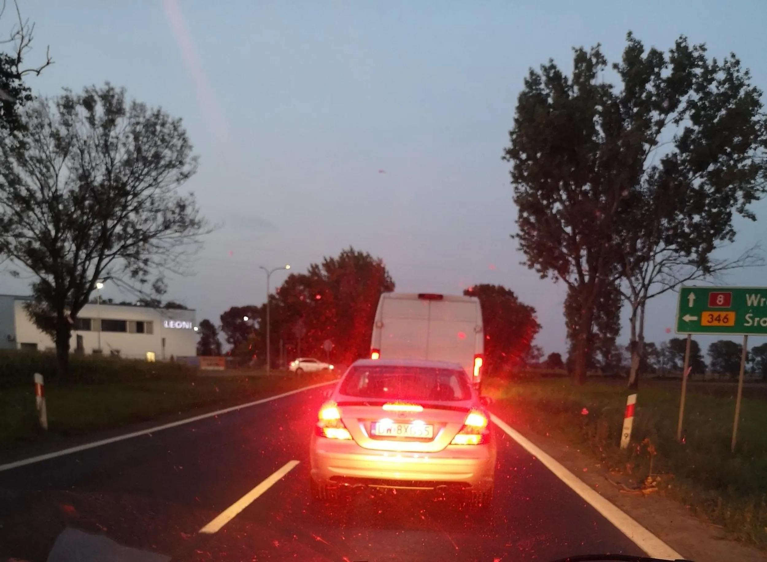 Morderca na drodze. Na DK8 prawie czołowe zderzenie spowodował wyprzedzając kolumnę aut. Cudem gość z naprzeciwka zahamował i zjechał na pobocze.