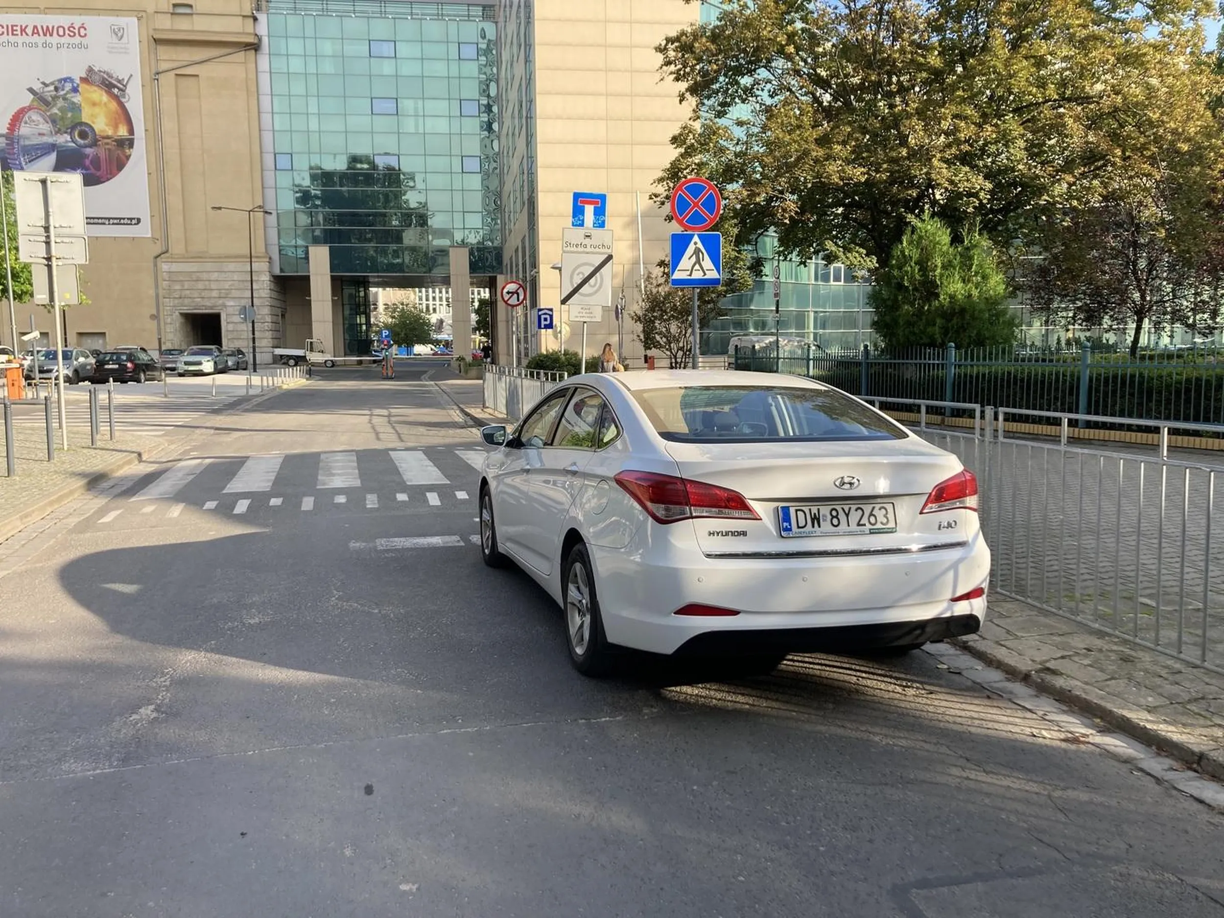 Gratuluję zaparkowania przy przejściu dla pieszych obok szkoły podstawowej.