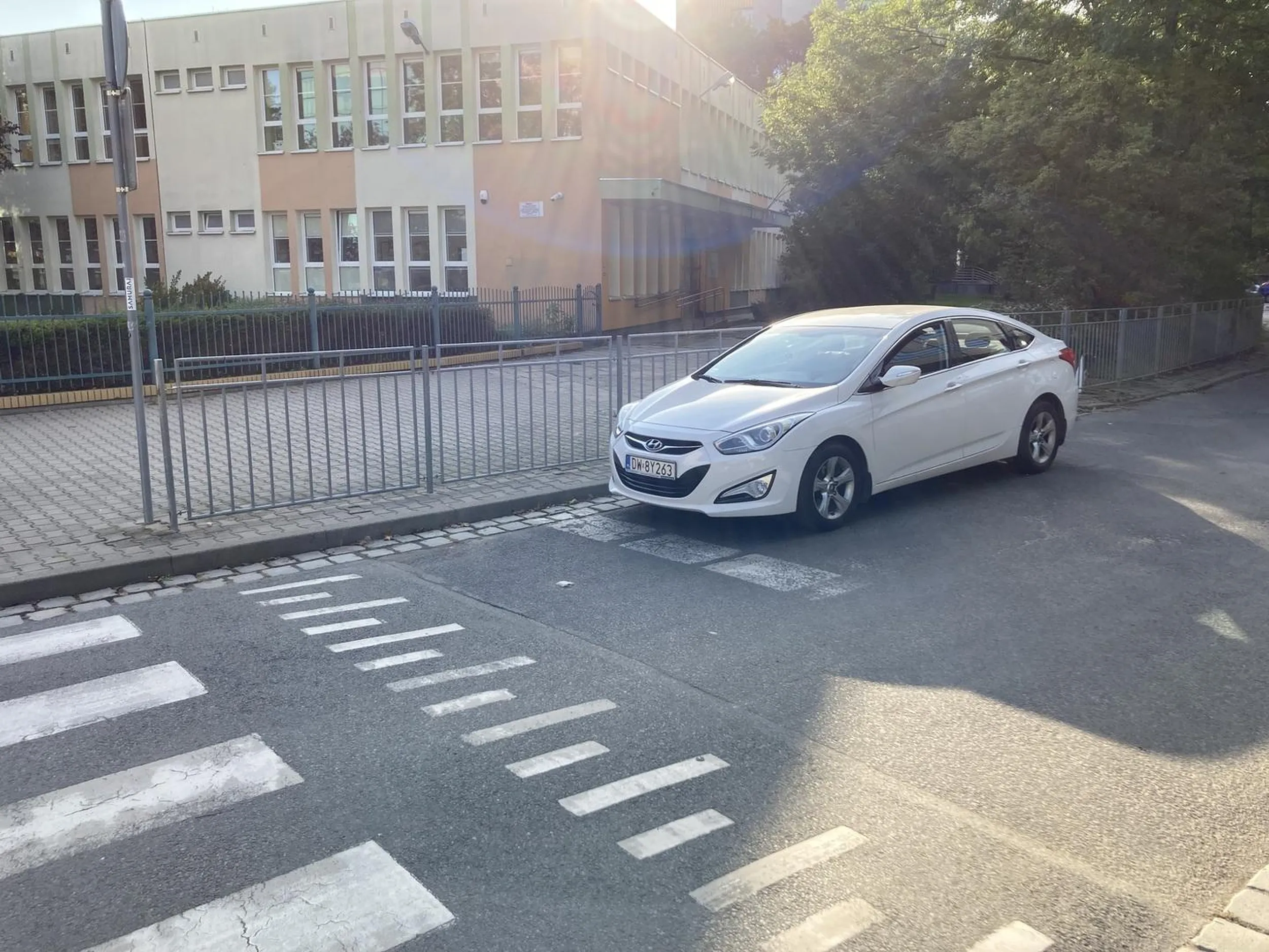 Gratuluję zaparkowania przy przejściu dla pieszych obok szkoły podstawowej.