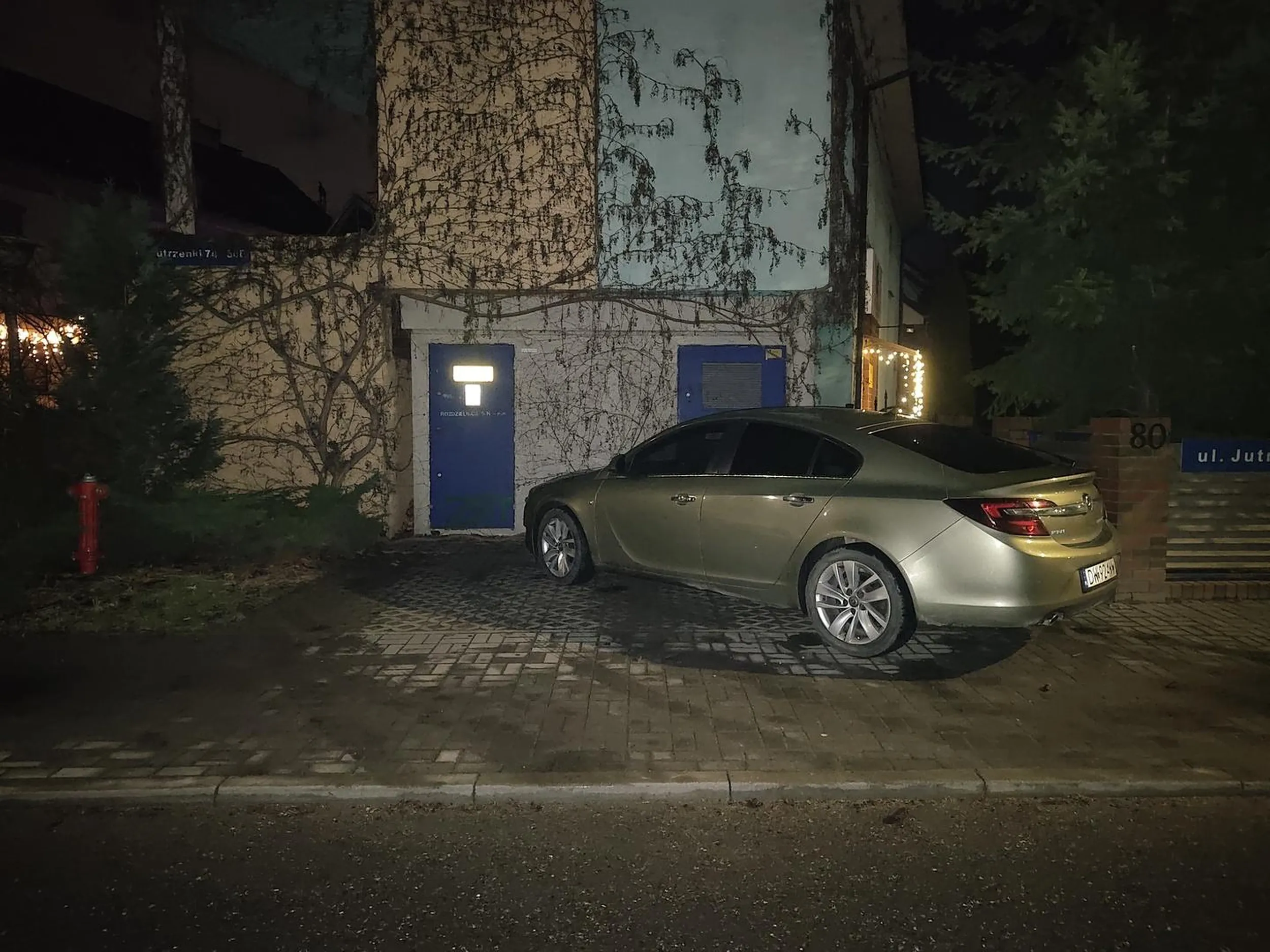 Panicz musiał zająć dwa miejsca parkingowe, na jednym się jego samolubne ego nie zmieściło.