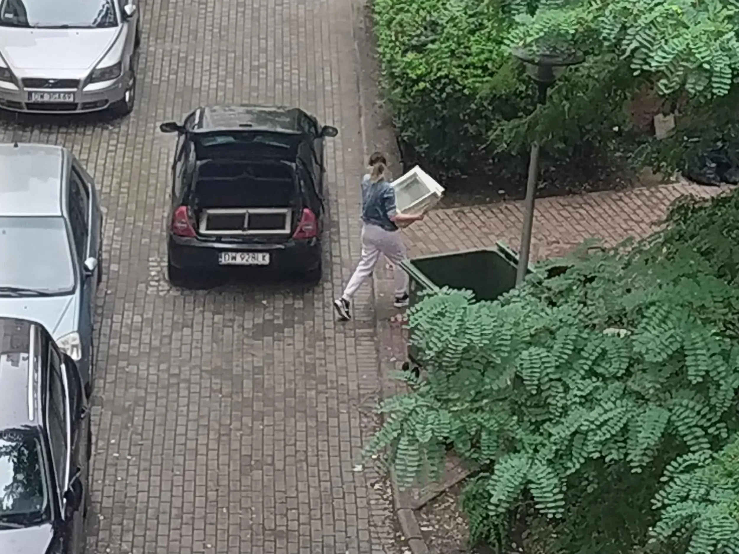 Paniusiu, sprawa podrzucenia drewnianych okien na czyjś śmietnik zgłoszona do Straży Miejskiej. Następnym razem jedź prosto do Pszoku na ul. Michalczyka.