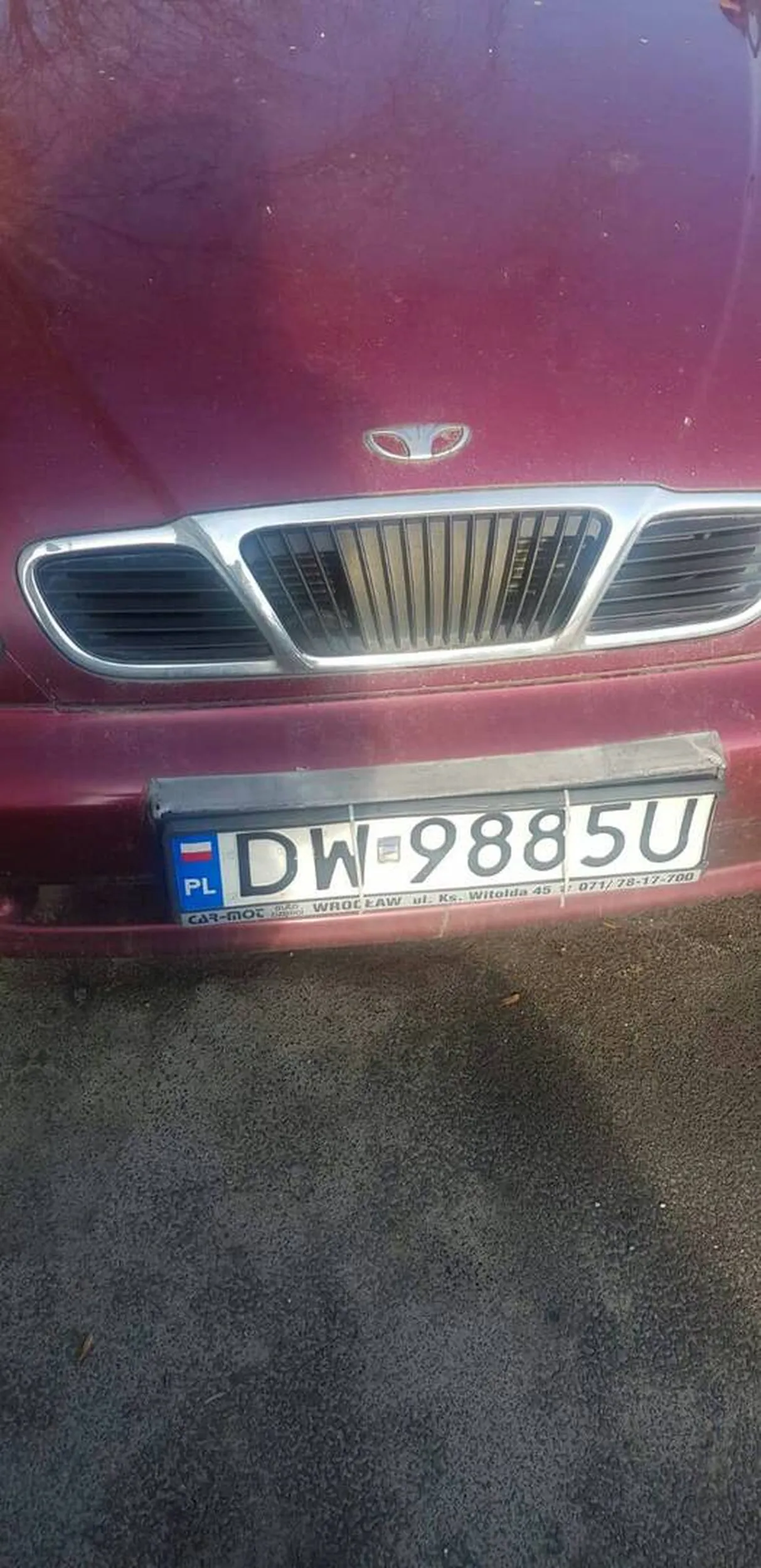 Szukamy właściciela tego auta. Rysuje ludziom kluczem lakier. Mieszka na Muchoborze Małym we Wrocławiu. Okolice ul. Estońskiej. Jakiekolwiek info o nim mile widziane.