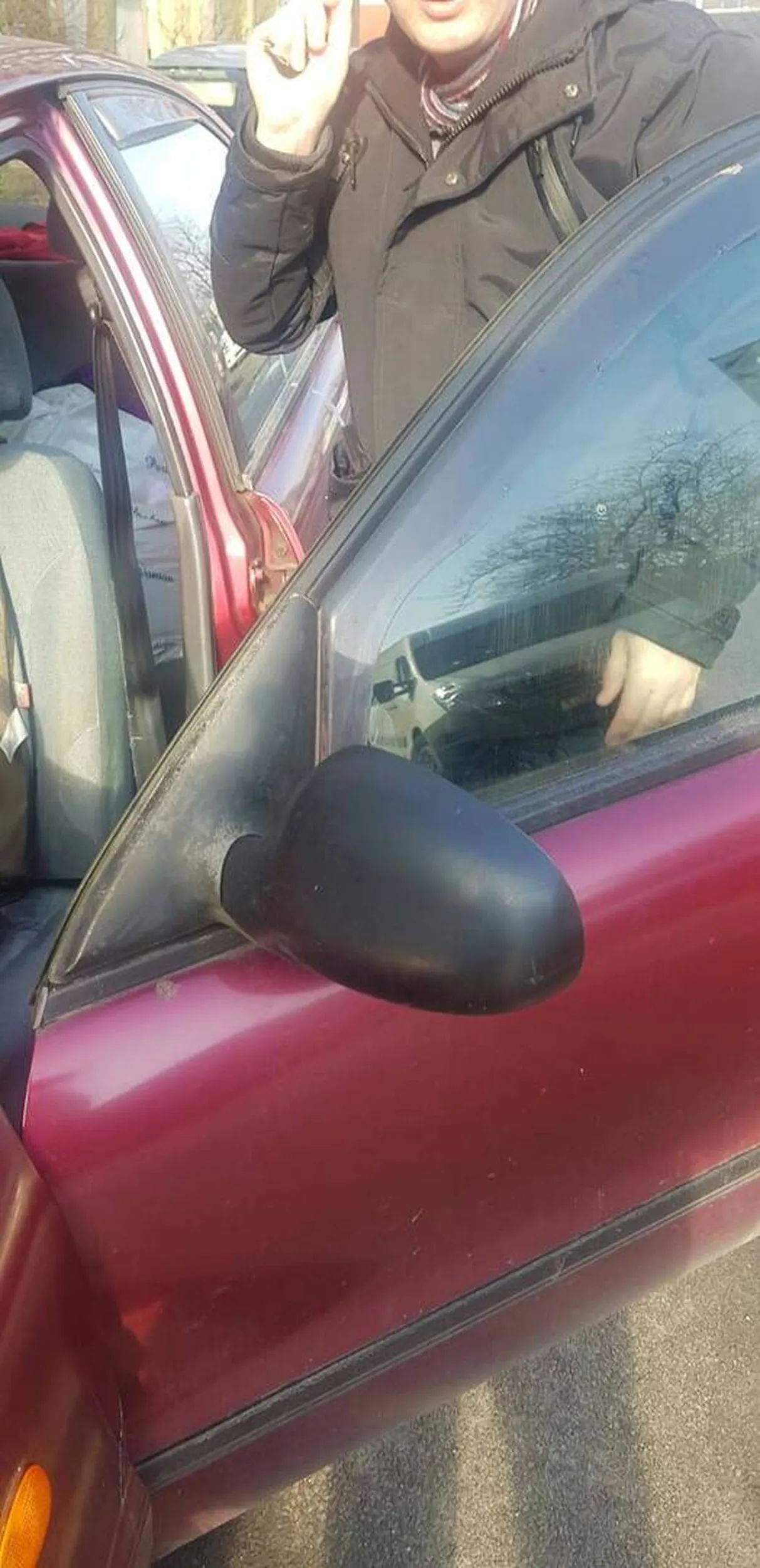 Szukamy właściciela tego auta. Rysuje ludziom kluczem lakier. Mieszka na Muchoborze Małym we Wrocławiu. Okolice ul. Estońskiej. Jakiekolwiek info o nim mile widziane.