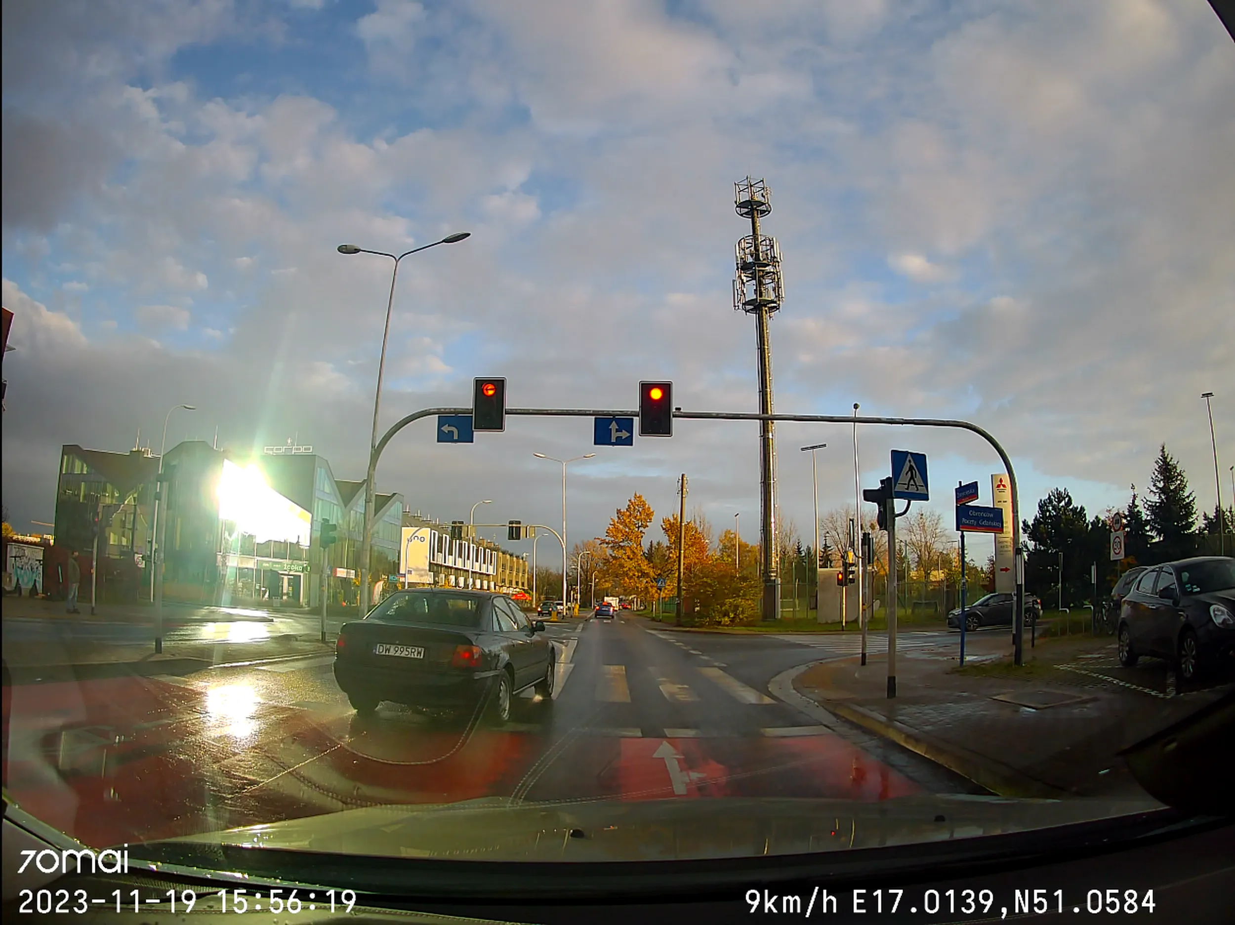 Jeździ jak wariat. Przejeżdża na "późnym" czerwonym wykorzystując pas do skrętu w lewo.
