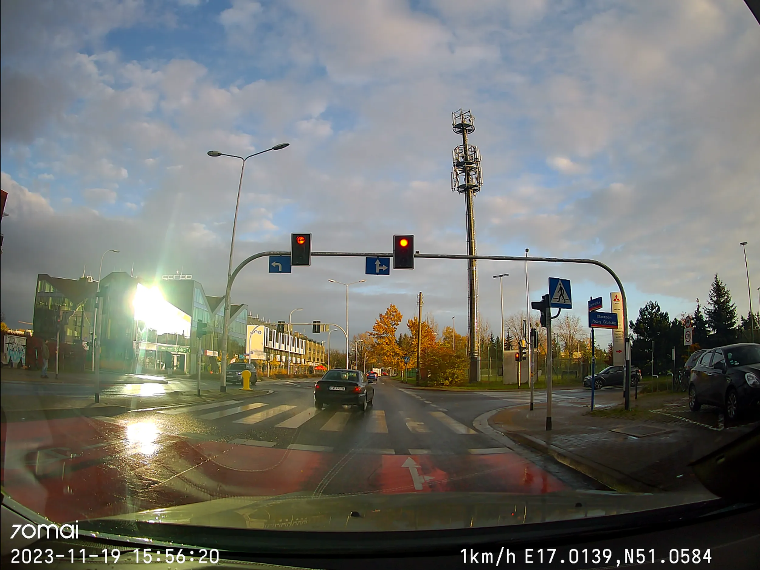 Jeździ jak wariat. Przejeżdża na "późnym" czerwonym wykorzystując pas do skrętu w lewo.