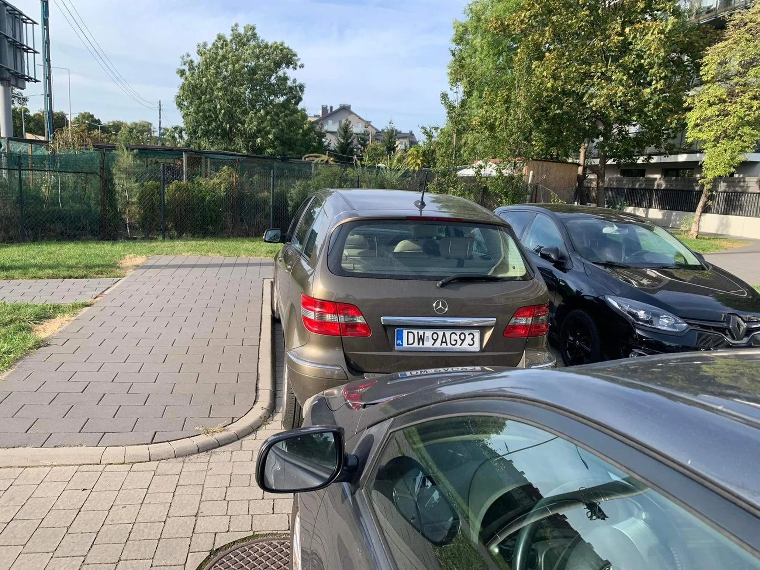 Zajmuje cudze miejsca parkingowe , a potem wyjeżdża trawą zamiast porozmawiać.