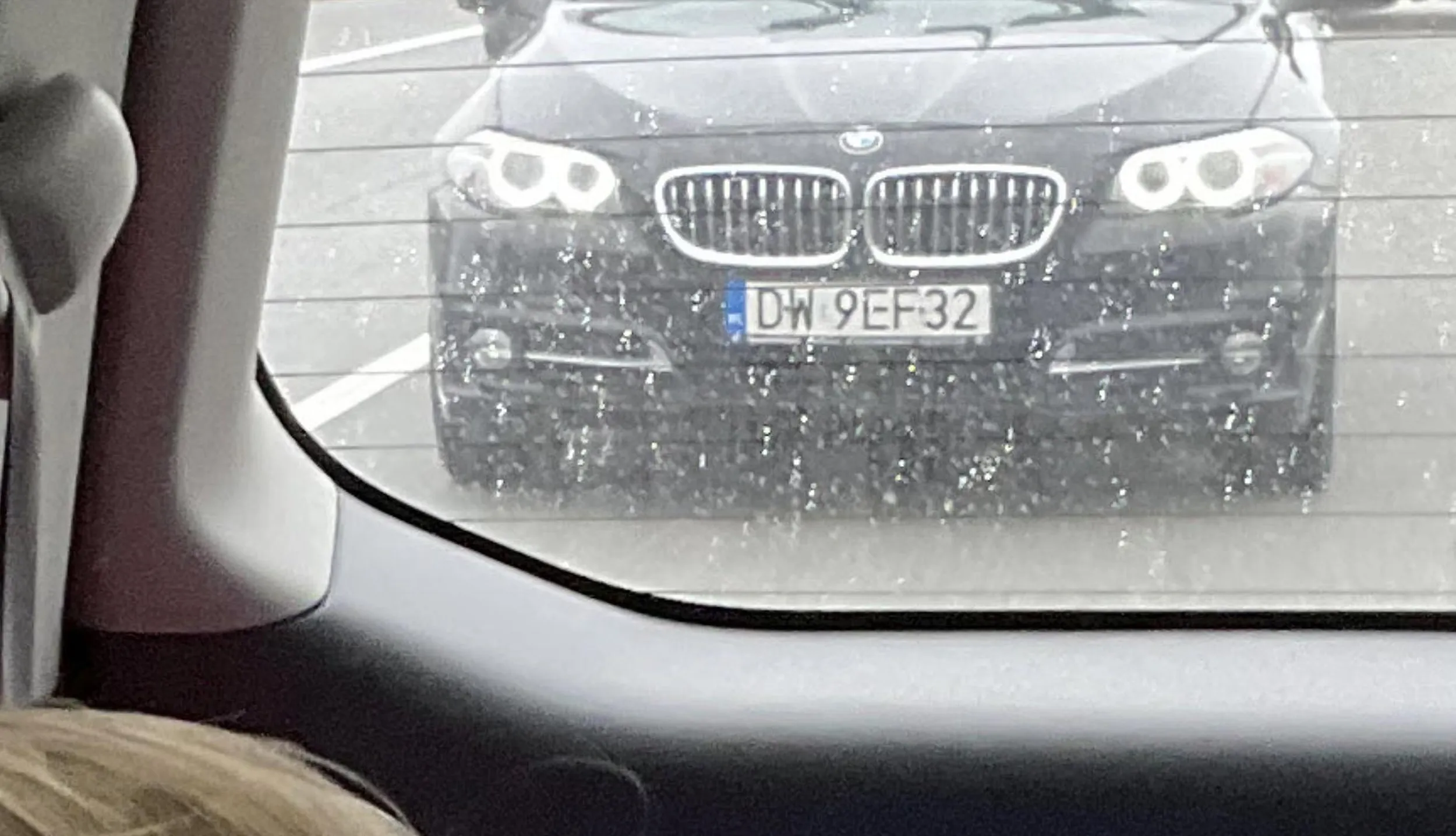 Siedzi na zderzaku i mruga a przede mna sznur aut.