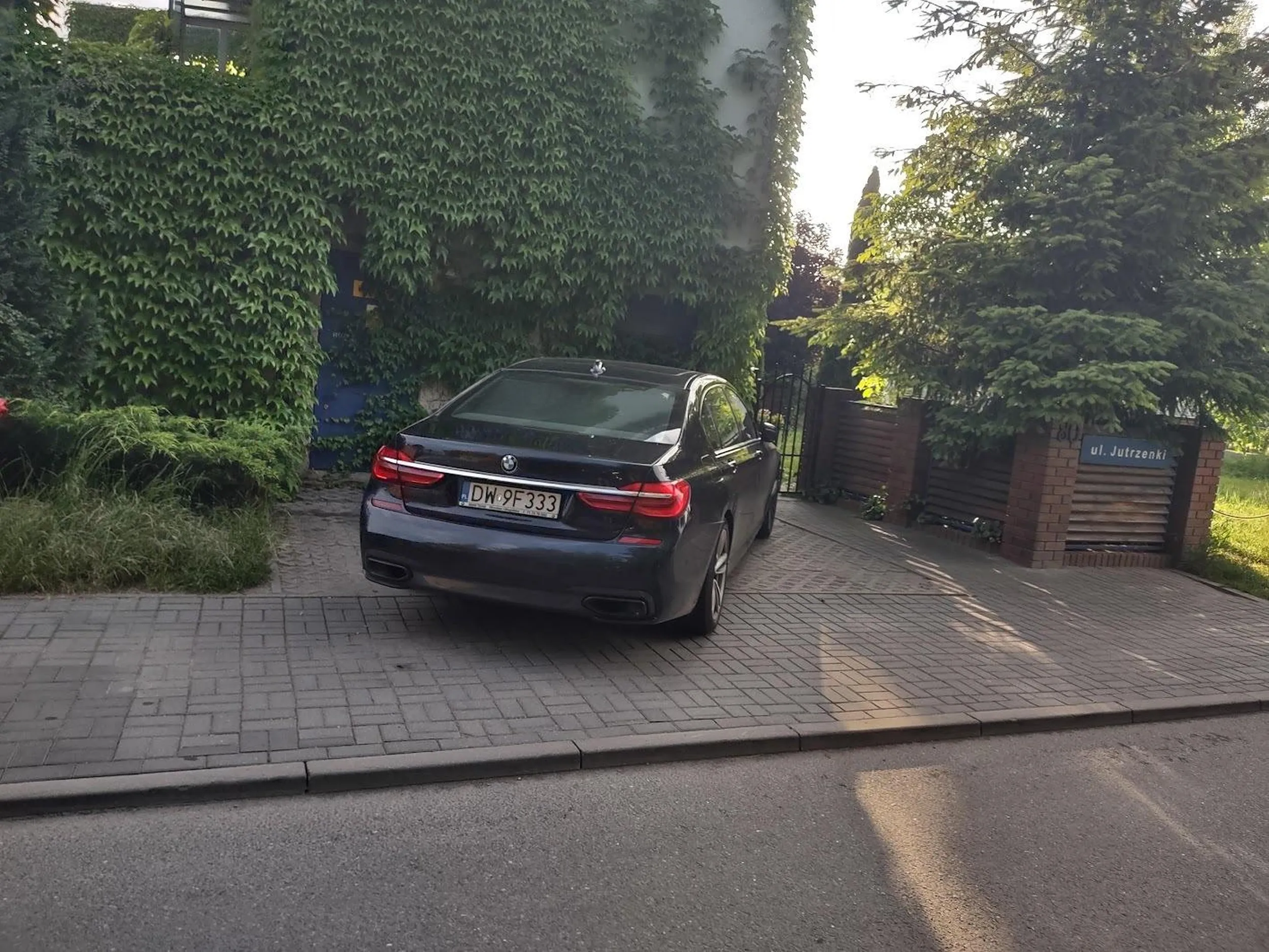 Baran nie umie zaparkować. Dwa miejsca zajął i szczęśliwy