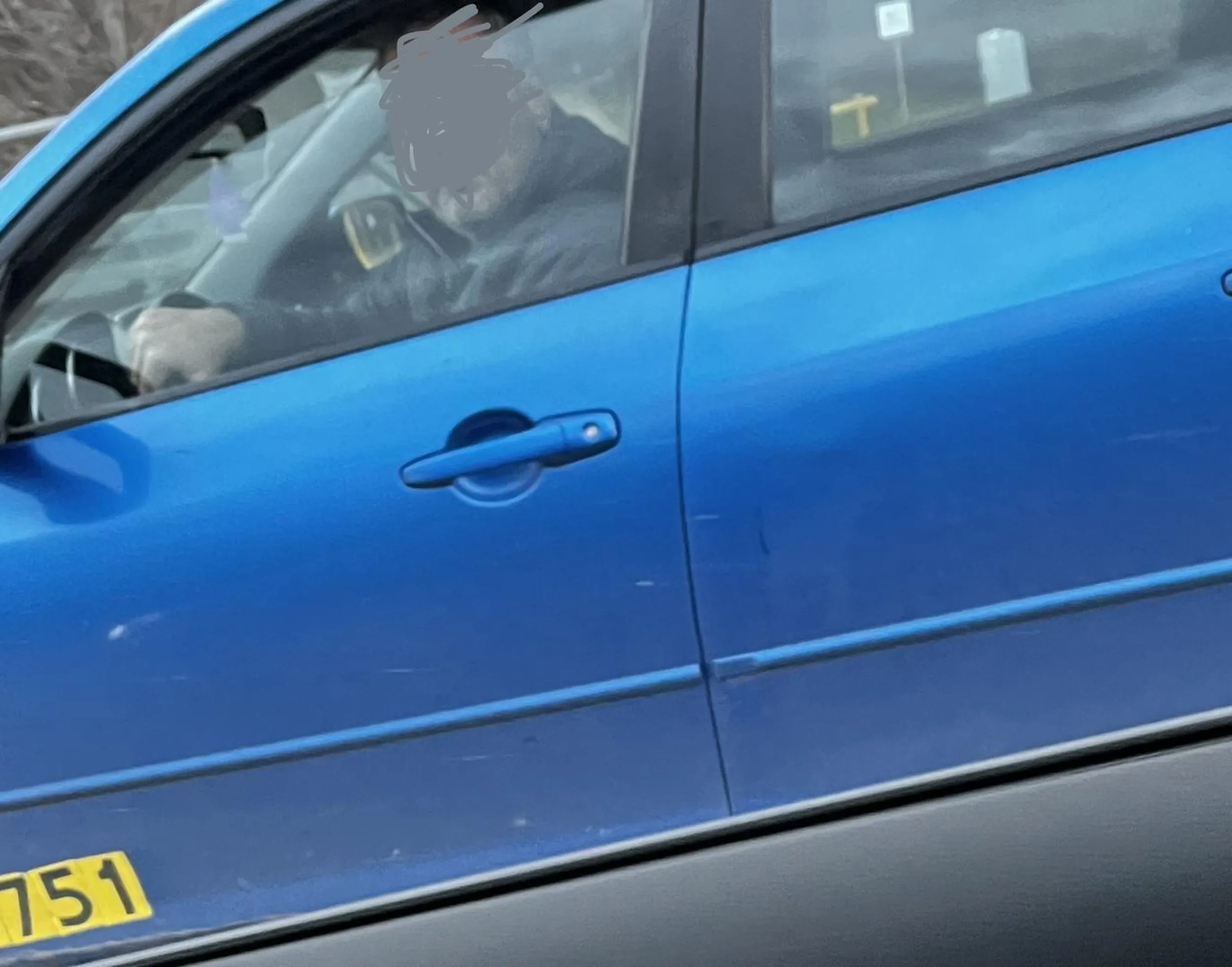 Szalony taksiarz, numer boczny 5751. Wytrąbił przez 10s panią, która nie ruszyła spod świateł w momencie zmiany na zielone, wpychał się w korku w szpary między autami podczas przemieszczania się korka o kilka metrów do przodu, zmieniał pasy bez kierunku, wyzywał innych kierowców. Jechał w kierunku lotniska sam, czyli nie można uzasadnić próbą dowiezienia spóźnionego klienta. Przykry egzemplarz drogowego agresora.