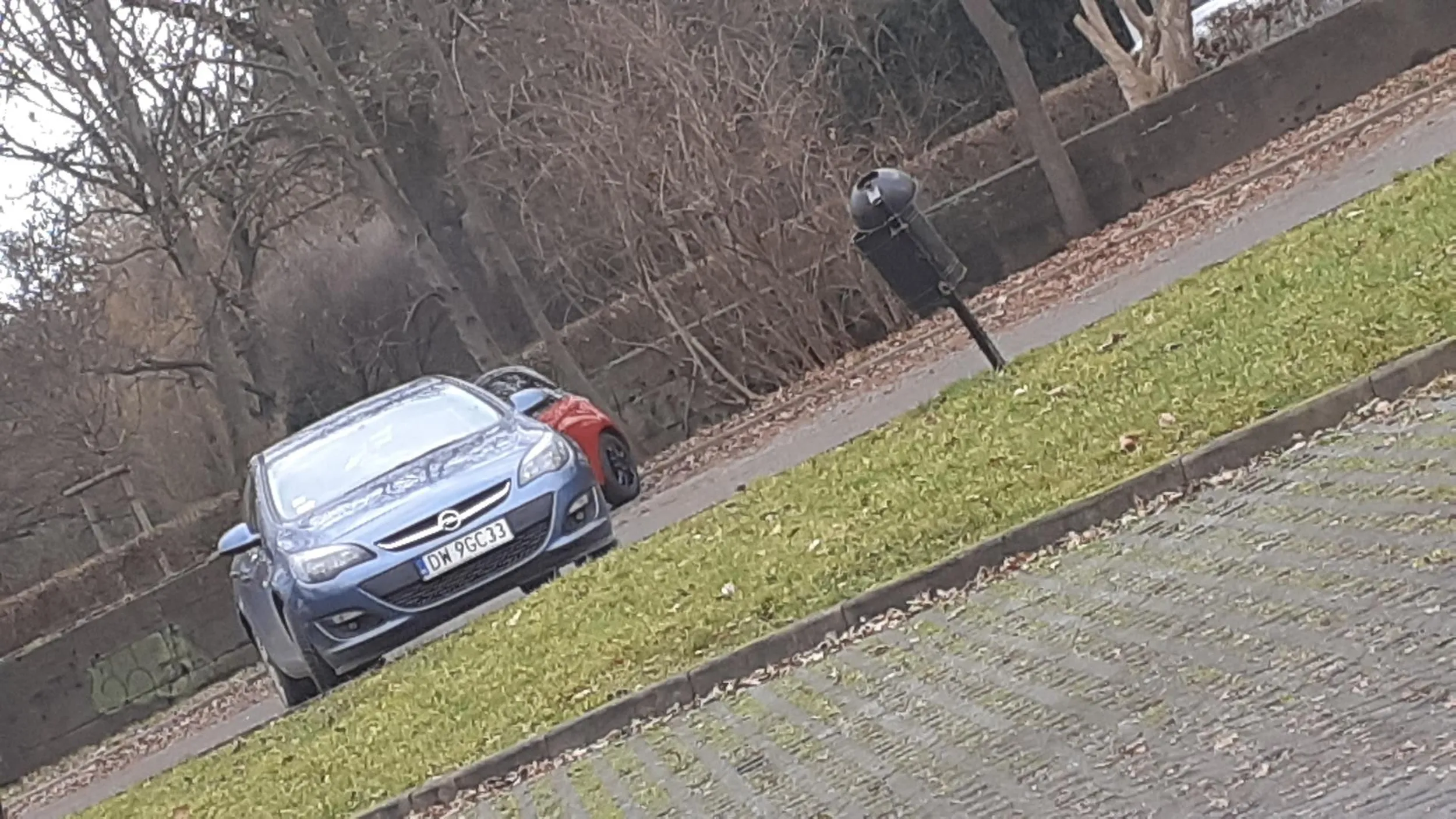 Właściciel tego auta to homoseksualista nagabujący mężczyzn w parku za parkingiem na ulicy Mickiewicza 19 we Wrocławiu