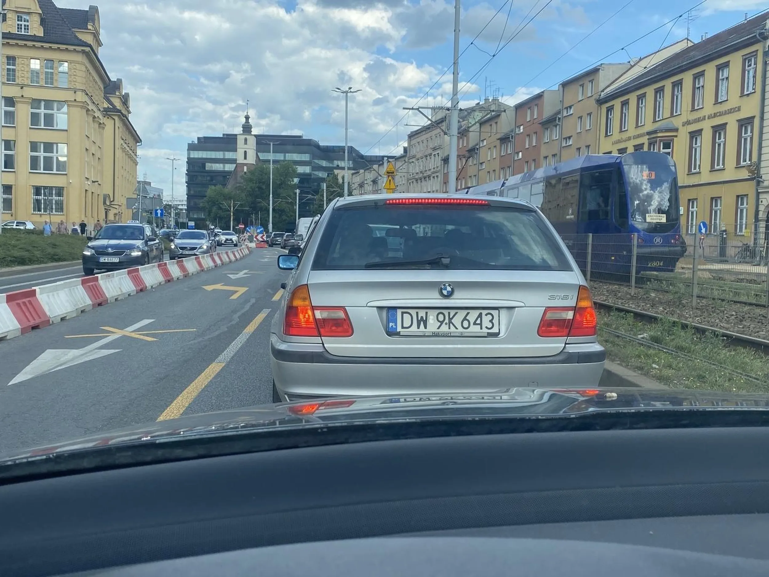 Według aktualnie obowiązujących przepisów, jeśli jeden z pasów jest nieprzejezdny lub kończy się, to znajdujący się na nim pojazd ma pierwszeństwo przy zmianie pasa ruchu.  Chciałbym uświadomić Panią/Pana ( trudno stwierdzić jaka płeć), że obowiązuje aktualnie coś takiego jak jazda na suwak, ale widać, ze mentalność kierowcy z tego auta dalej jest głęboko w PRL-u … ja bym to nazwał wieśniactwem. Pozdrawiam Pan który miał pierwszeństwo ;)
