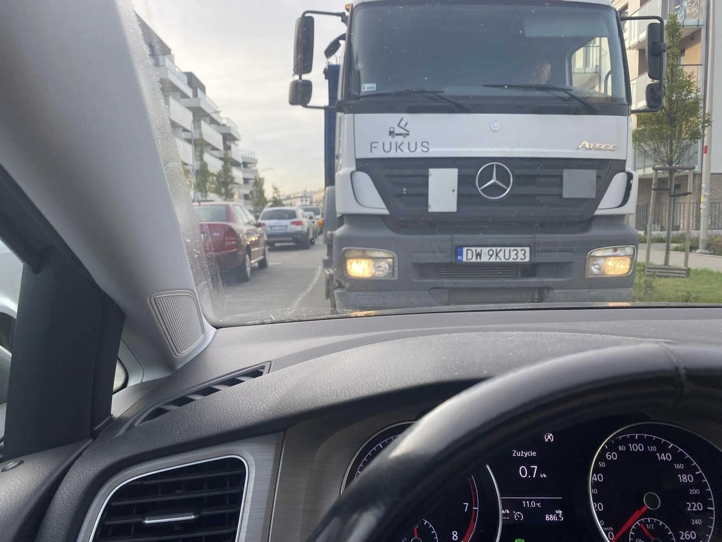 Blokuje przejazd, wjeżdża na nie swój pas nie mając możliwości opuszczenia drogi, wyzywa, jest pod wpływem alkoholu