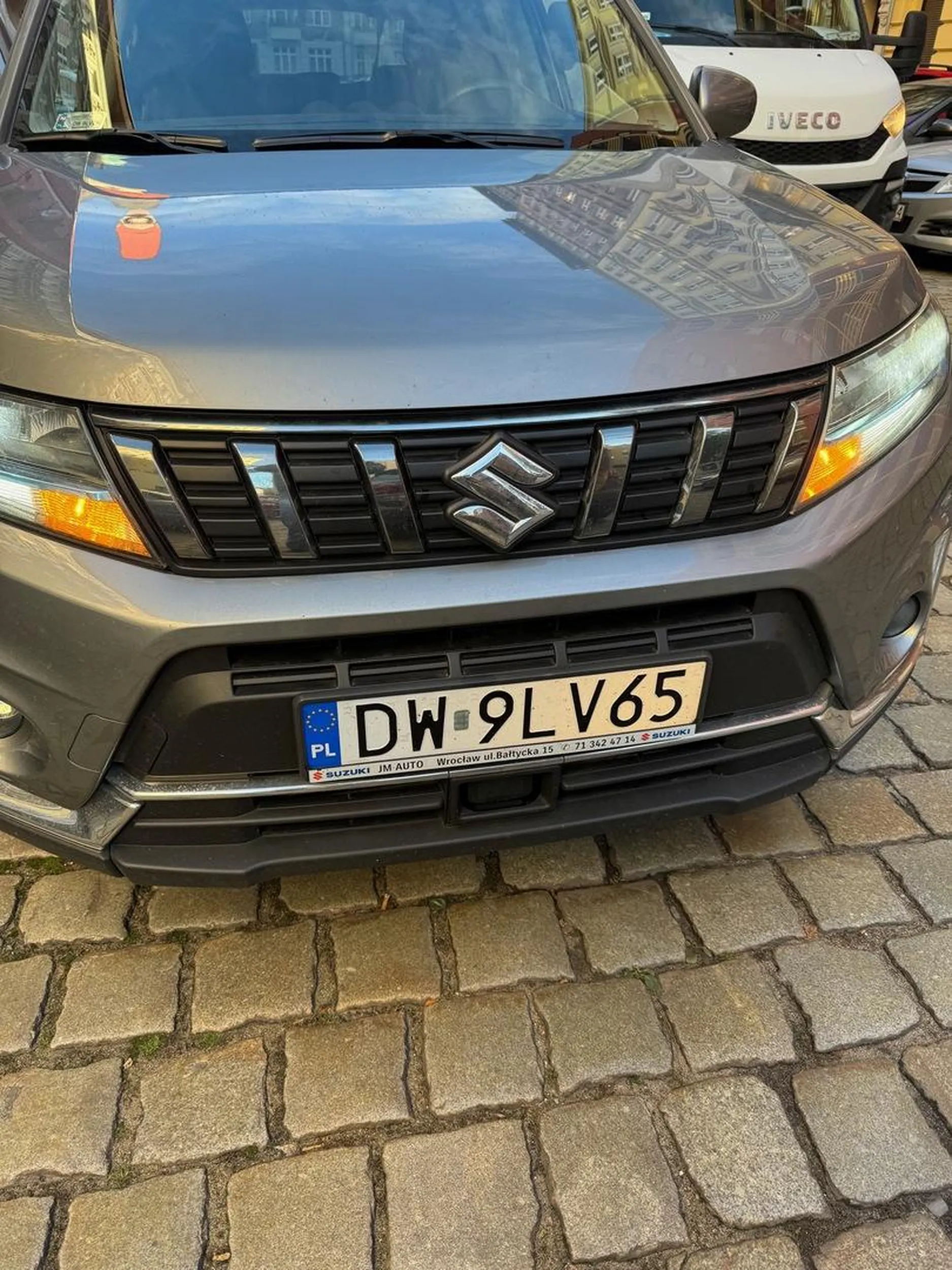 Przykro kiedy ktoś ci obciera tylny zderzak pod czas jazdy, odrazu szybko ucieka, a potem mówi że to nie on, i nic nie zrobił. Straszy poważny Pan, a żadnej odpowiedzialności za to co w tym życiu robi.