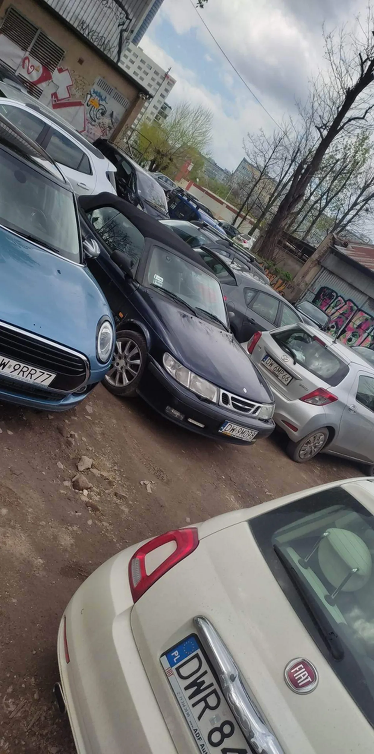 biedaczka zastawił każdy dookoła :( jak parking za darmo to trzeba korzystać ;)