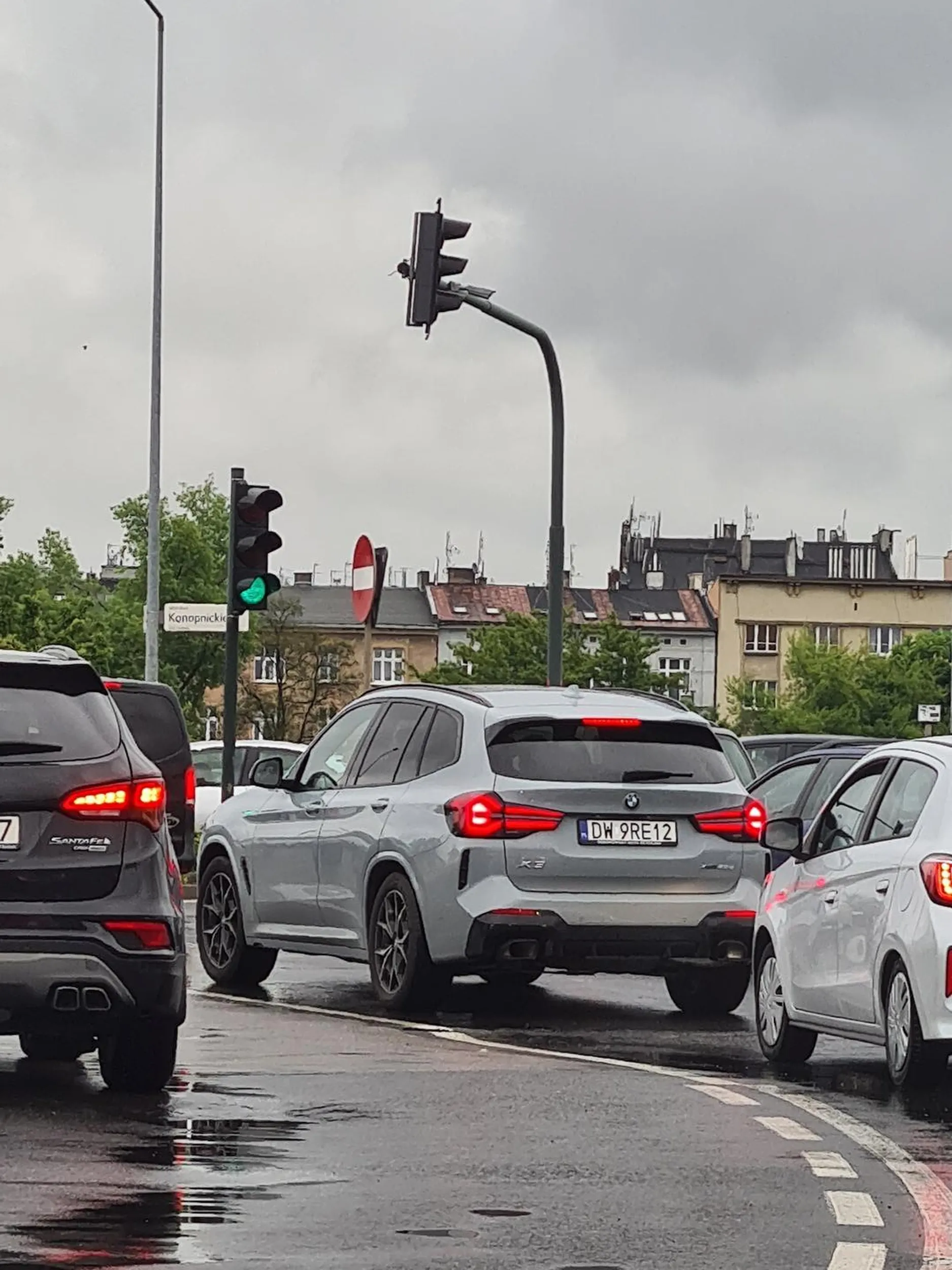 Kierowca jeździ buspasem bezprawnie