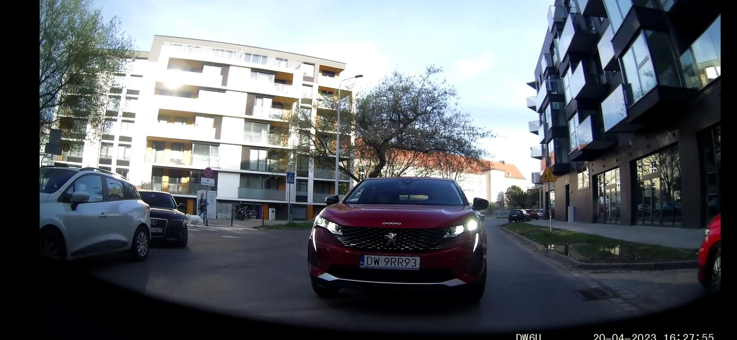 Pamiętaj, kierujący pojazdem, zbliżając się do nieoznakowanego skrzyżowania, jest obowiązany  ustąpić pierwszeństwa pojazdowi nadjeżdżającemu z prawej strony. Nie ma potrzeby na awanturę kiedy nie masz racji