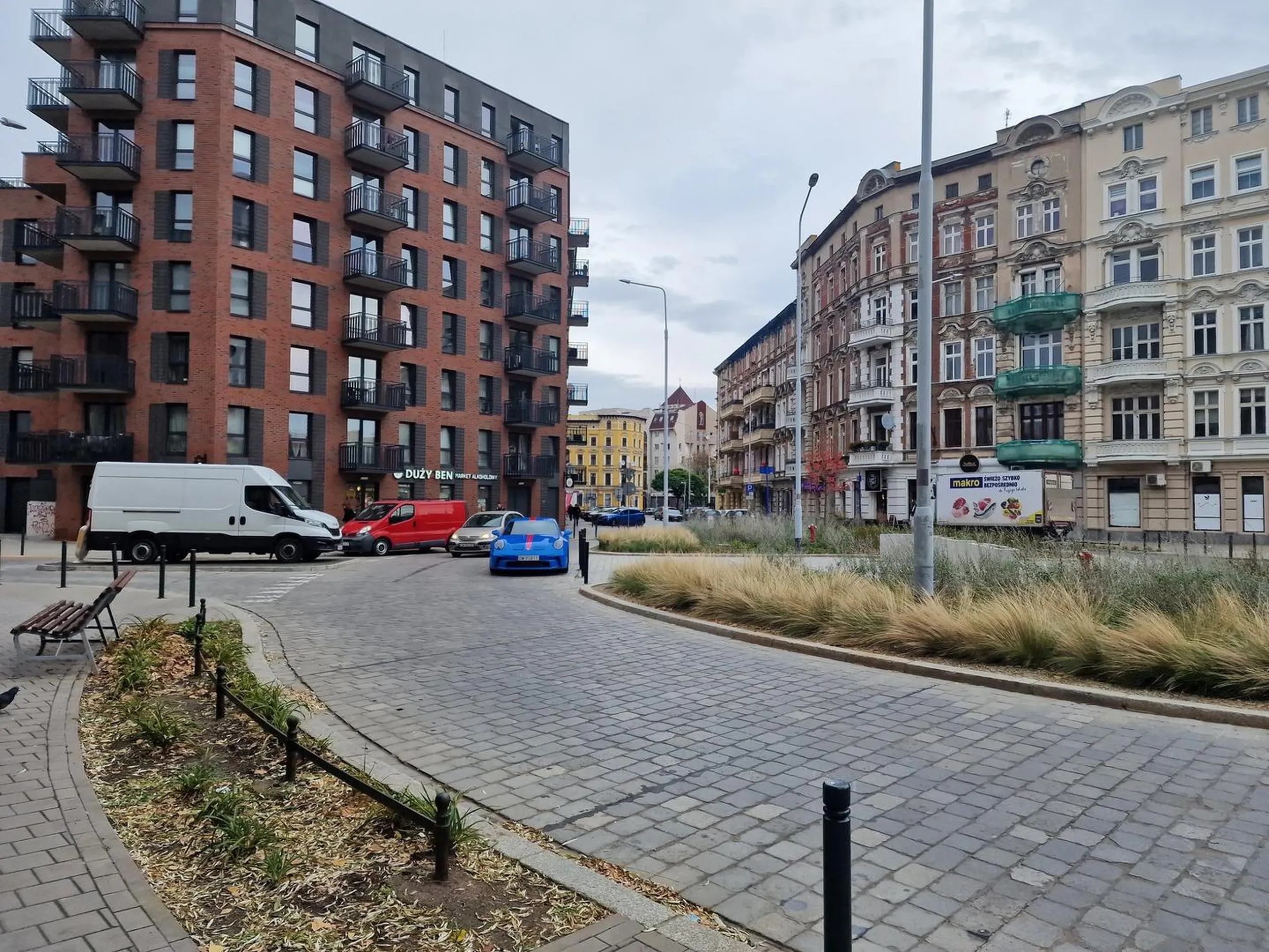 Lubi parkować na rondzie