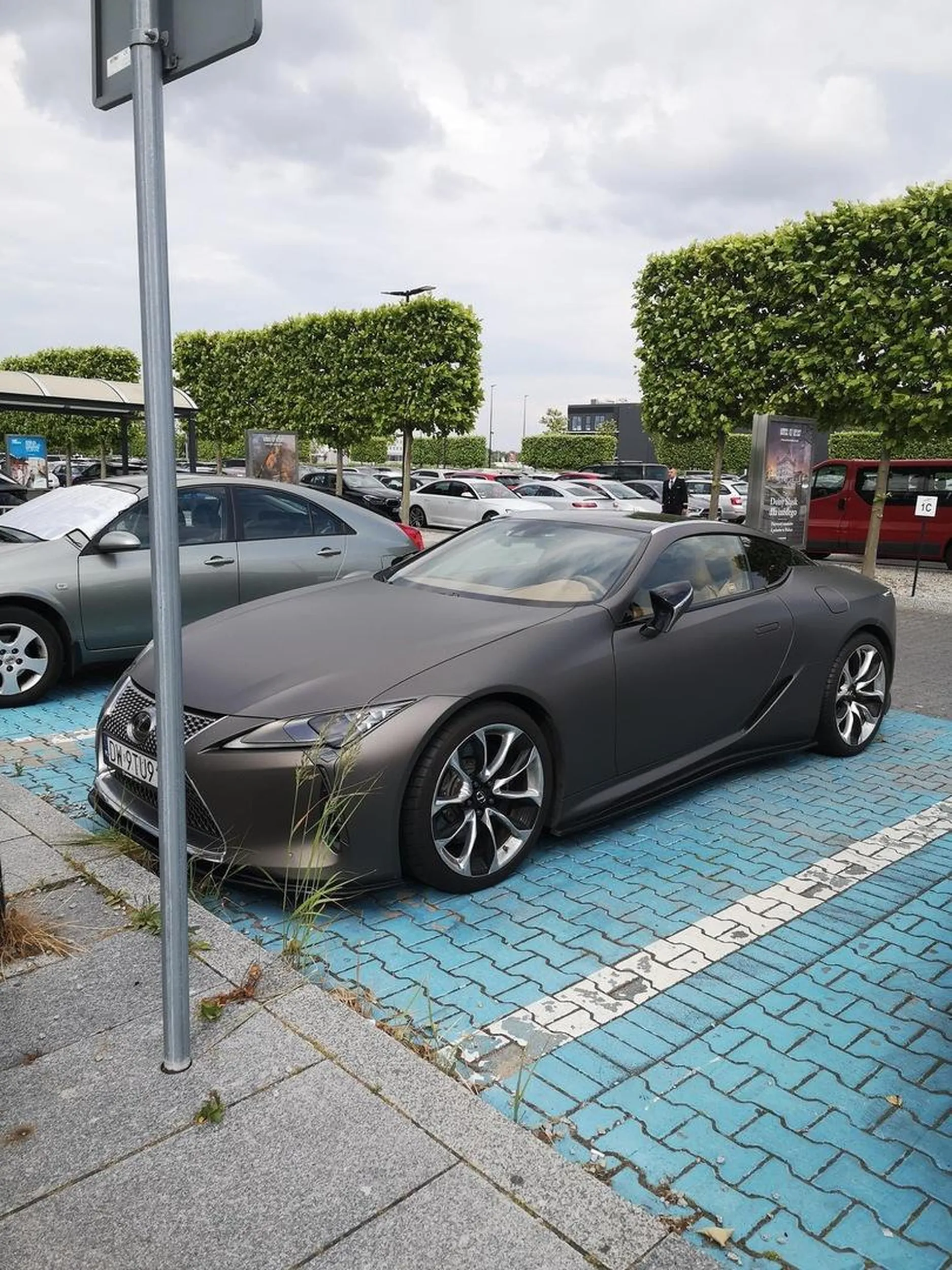 Śmietek parkuje na miejscu dla niepełnosprawnych a plakietki o niepełnosprawności jak widać… nie widać, żeby była