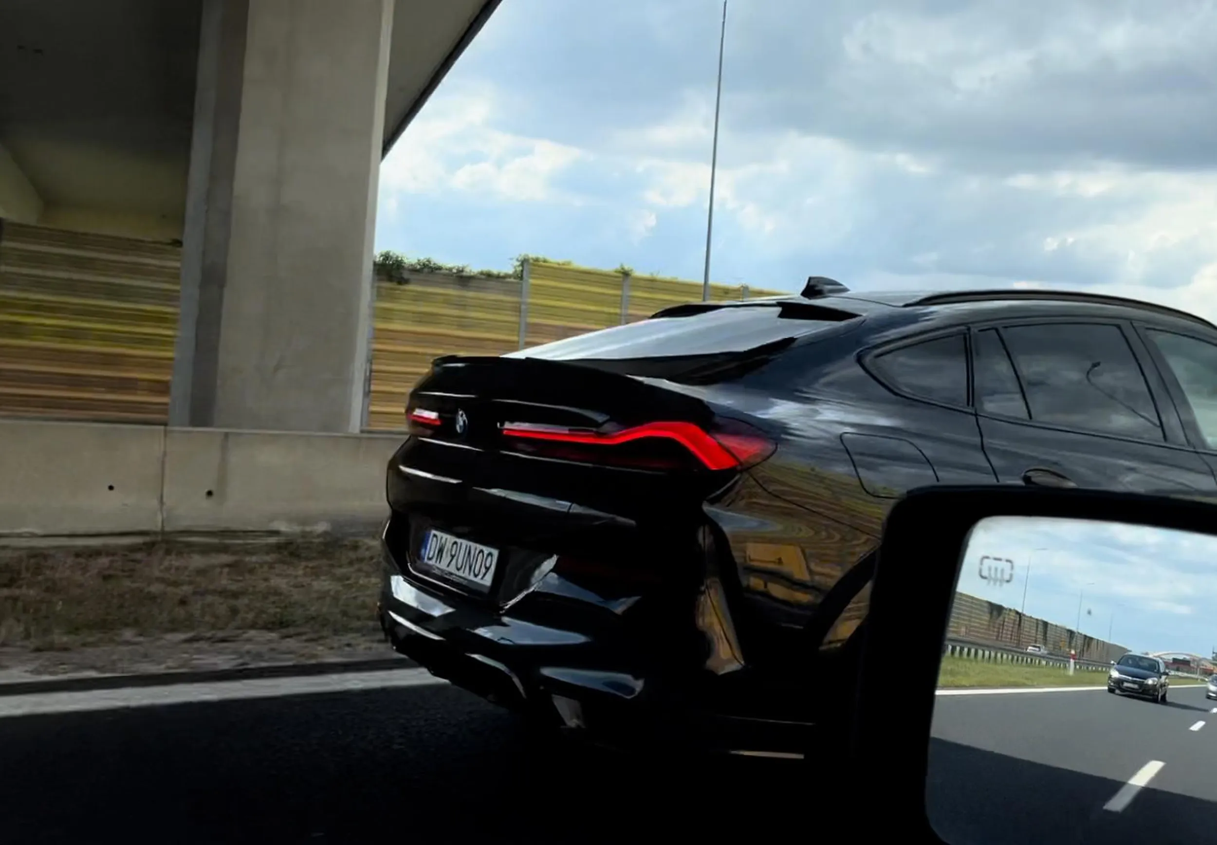 Siedzi na zderzaku, wciska się przy autostradowej prędkości na centymetry zmuszając do ostrego hamowania. Widocznie swojej kruczoczarnej pasażerce musiał coś udowodnić albo sobie zrekompensować.