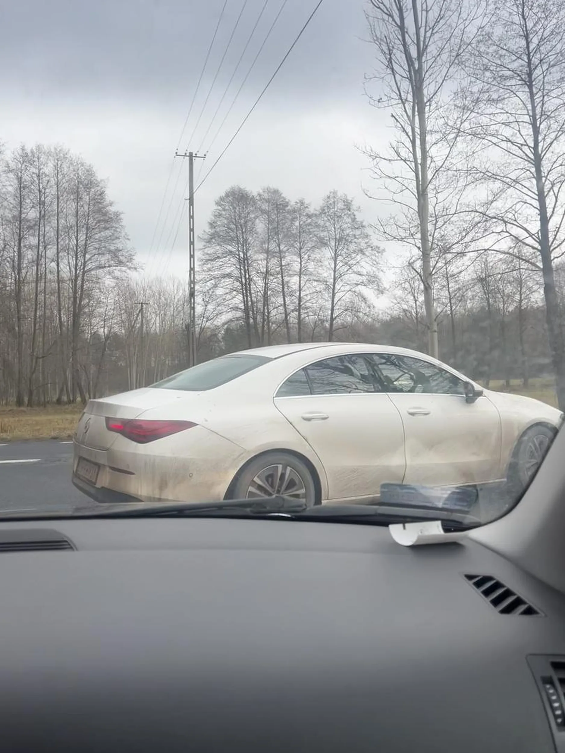 Parkuje na wjeździe z drogi podporządkowanej na drogę główna blokując przy tym wyjazd i wyjazd, aby siknąć w krzakach.