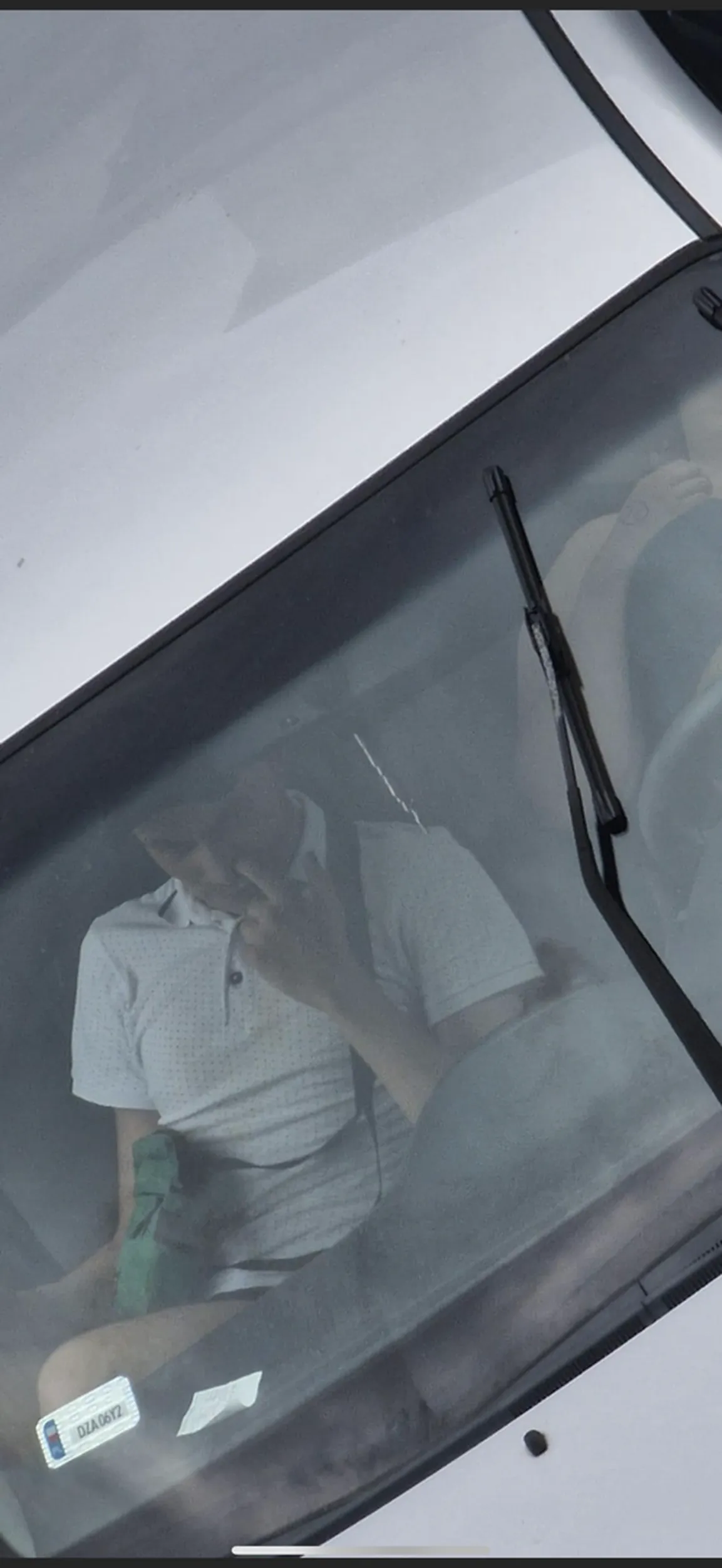 Mendy śpią w aucie i zajmują miejsca parkingowe. Ten cpyk powykręcanych łysy żre gile z nosa