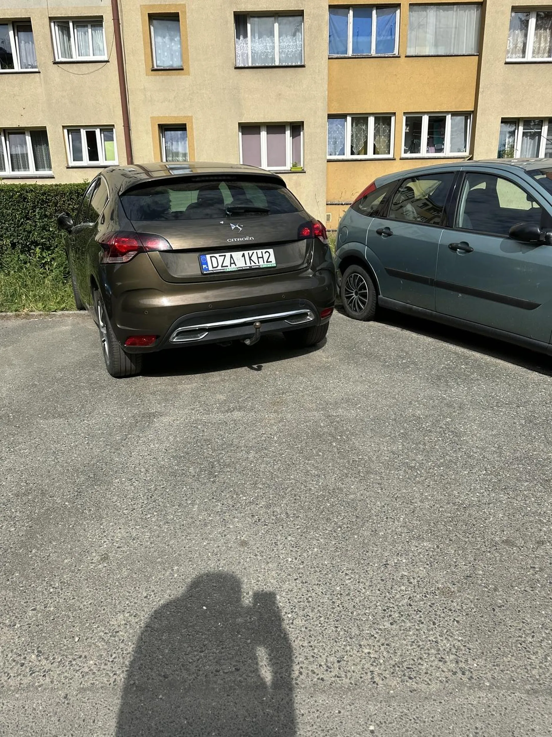 Uważajcie na tego kierowcę. Jeździ jak wariat. Nie przepuszcza na przejściu pieszych. Jeździ całą jezdnią, raz wjeżdża aż na pas dla jadących z naprzeciwka, a zaraz jedzie poboczem. Gość przy skręcaniu nie puszcza kierunków!!!!! Masakra